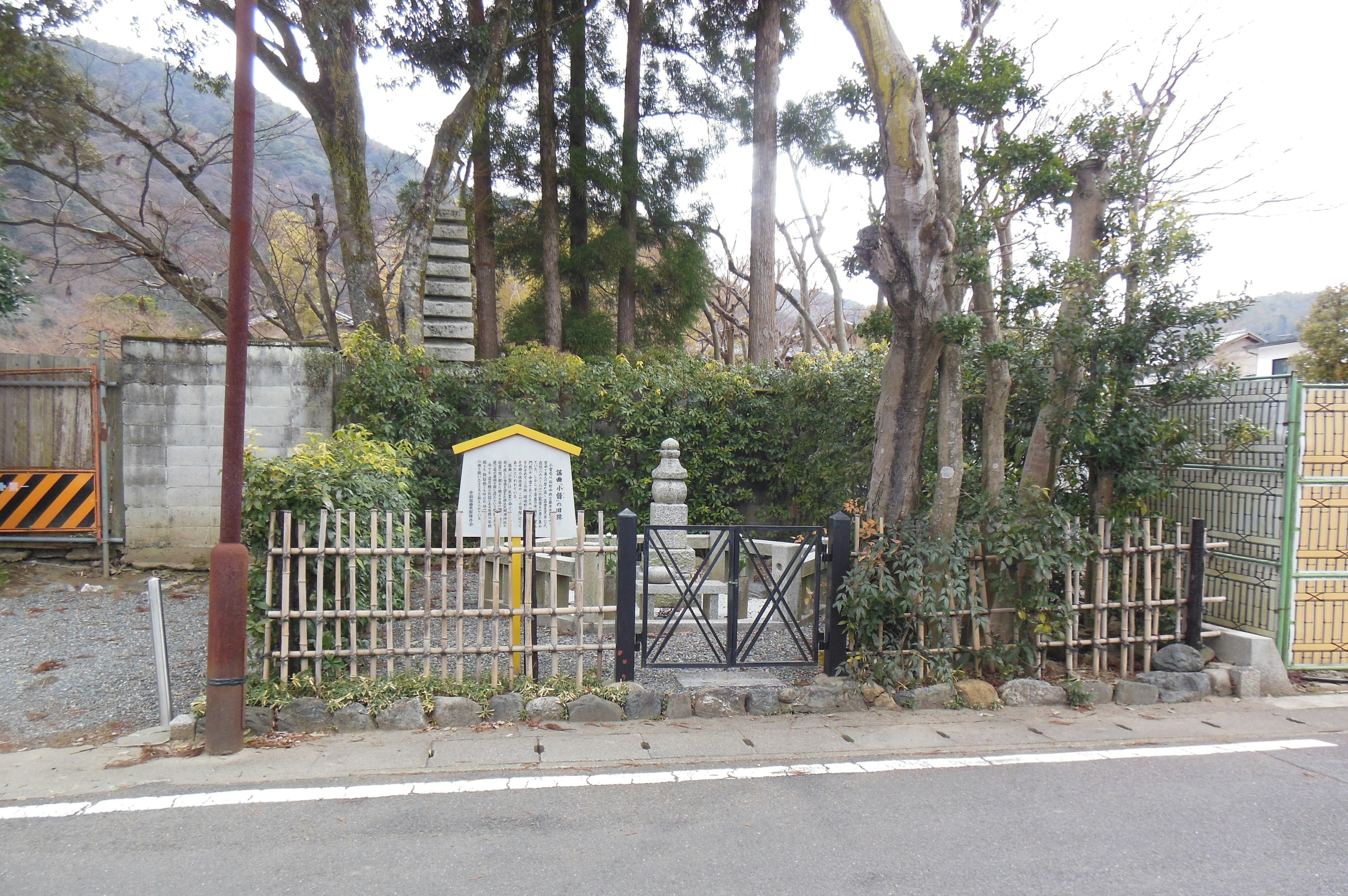 Scena di giardino tranquillo con un monumento di pietra e una piccola statua