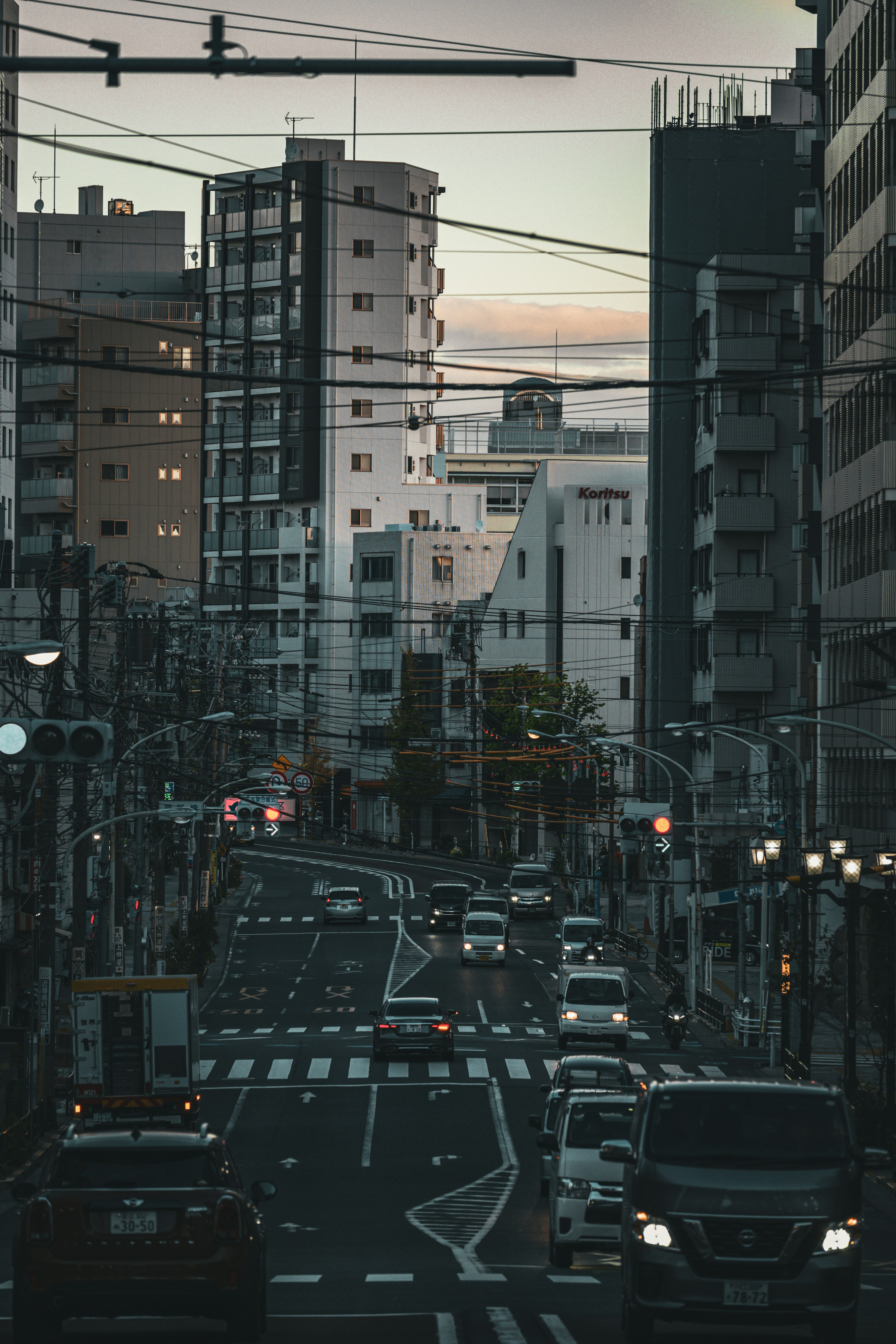 都市の風景 夕暮れ時の交差点 高層ビルと車の流れ