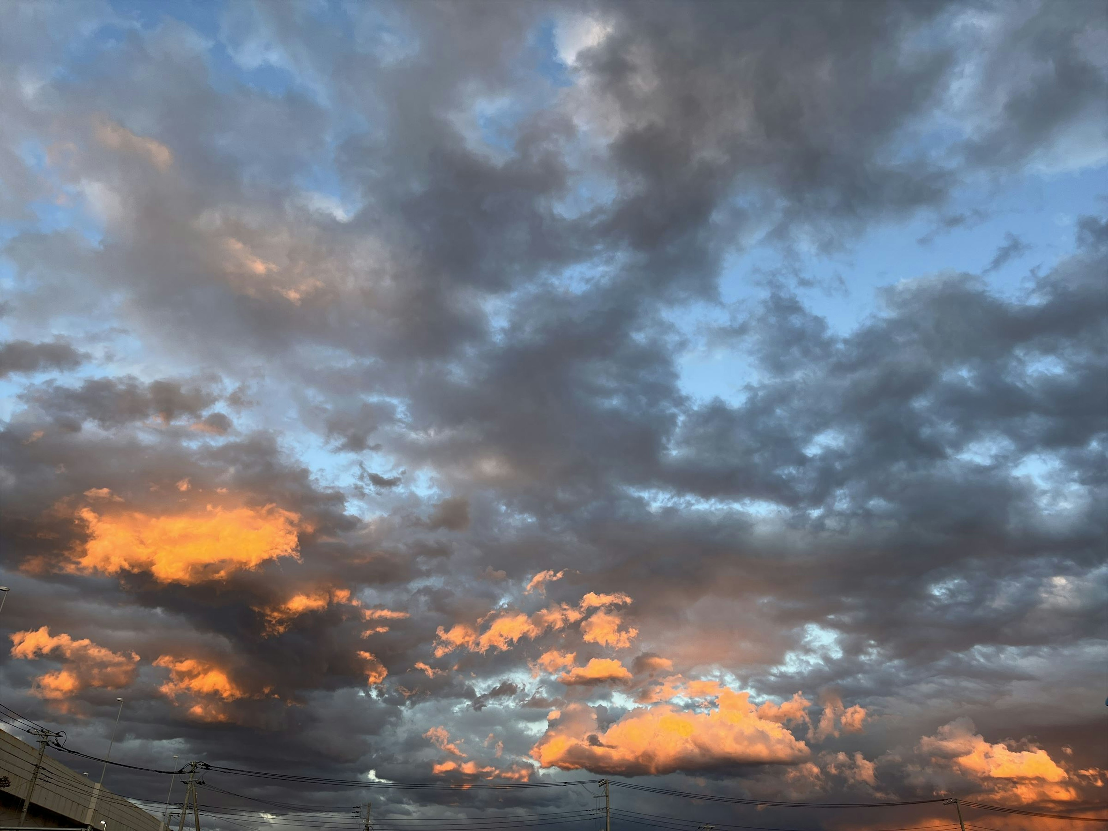 Ciel dramatique avec des nuages orange et un fond bleu au coucher du soleil