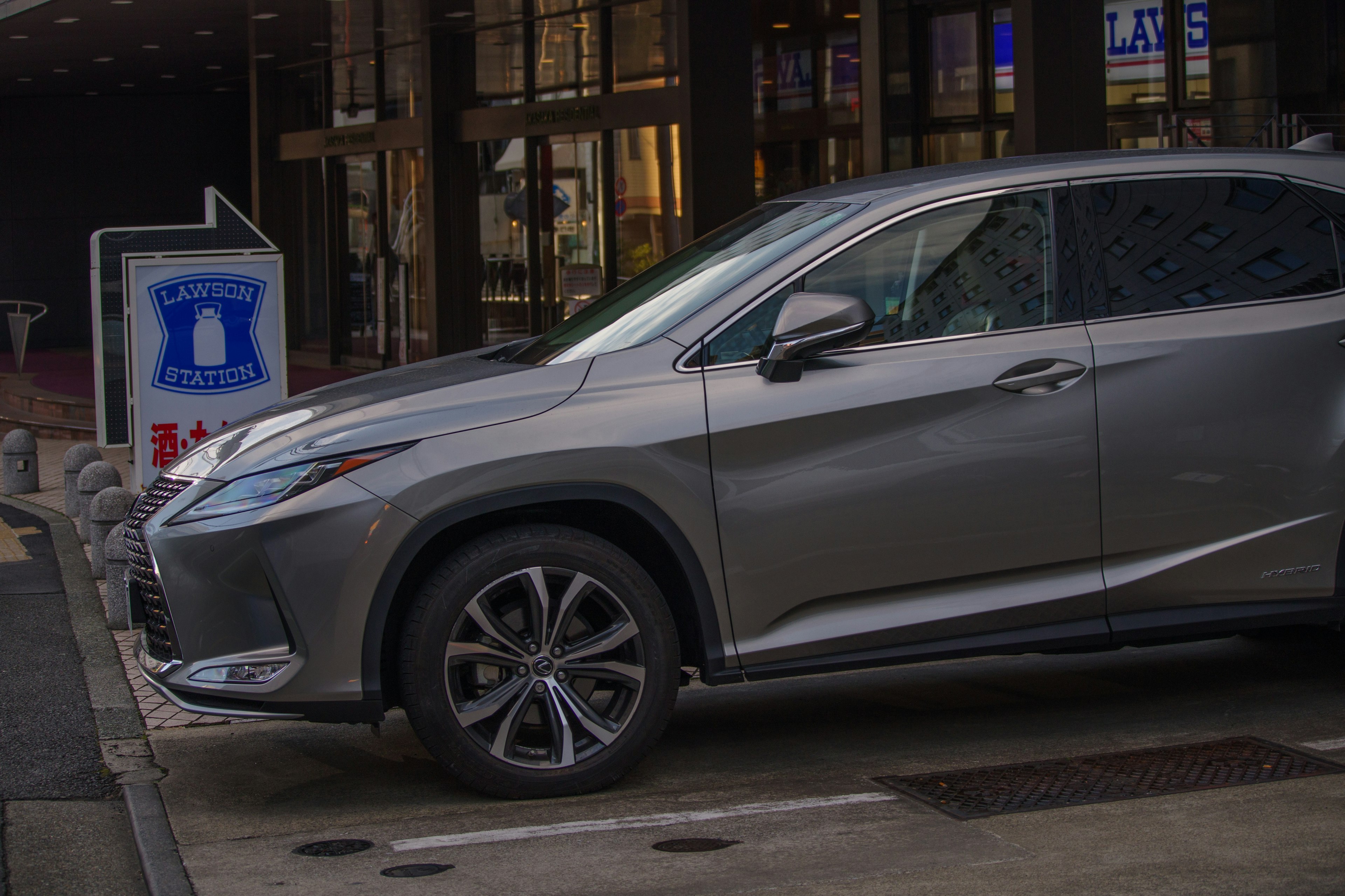 SUV gris Lexus RX garé dans un parking