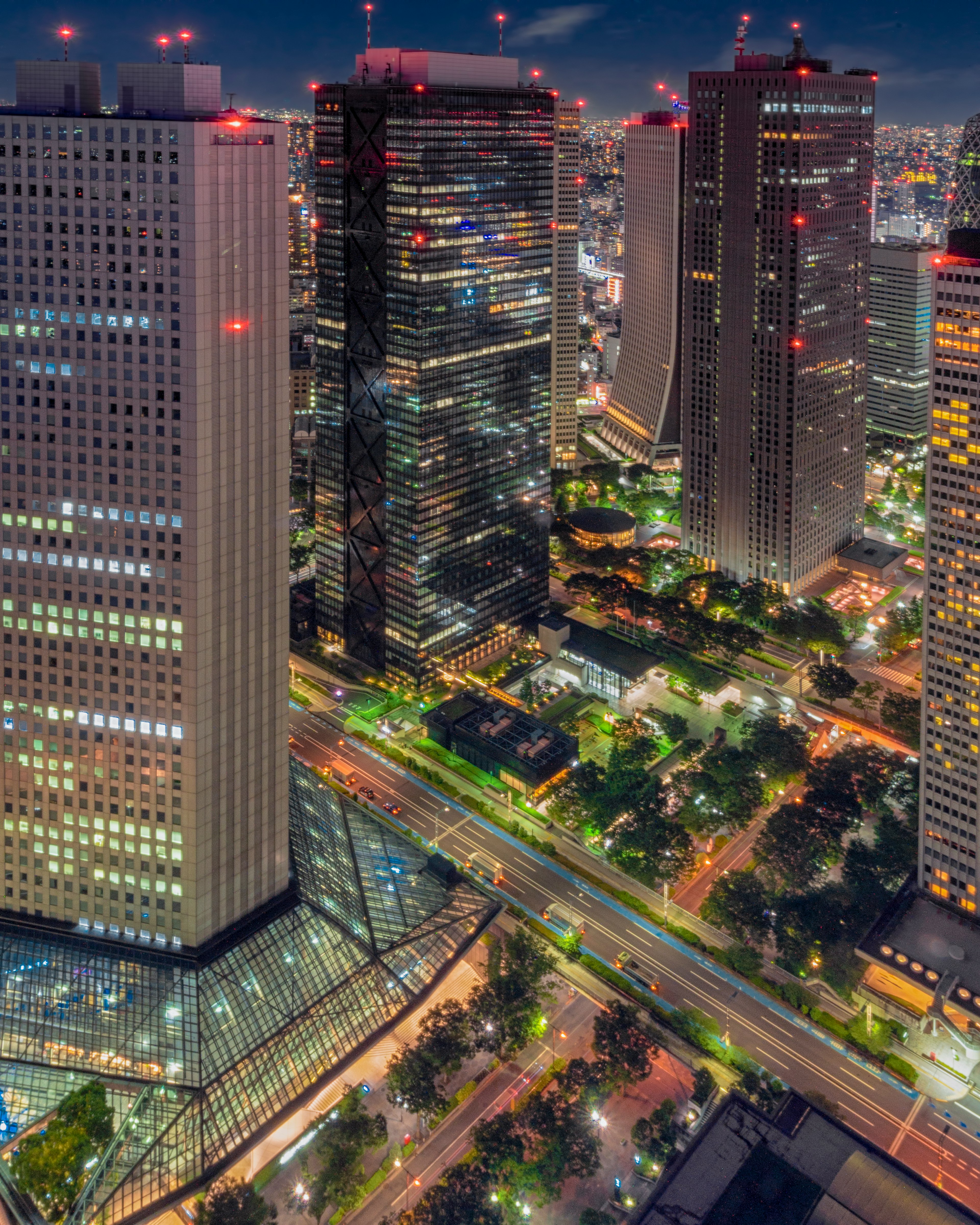 Skyline di Tokyo di notte grattacieli illuminati luci vivaci della città