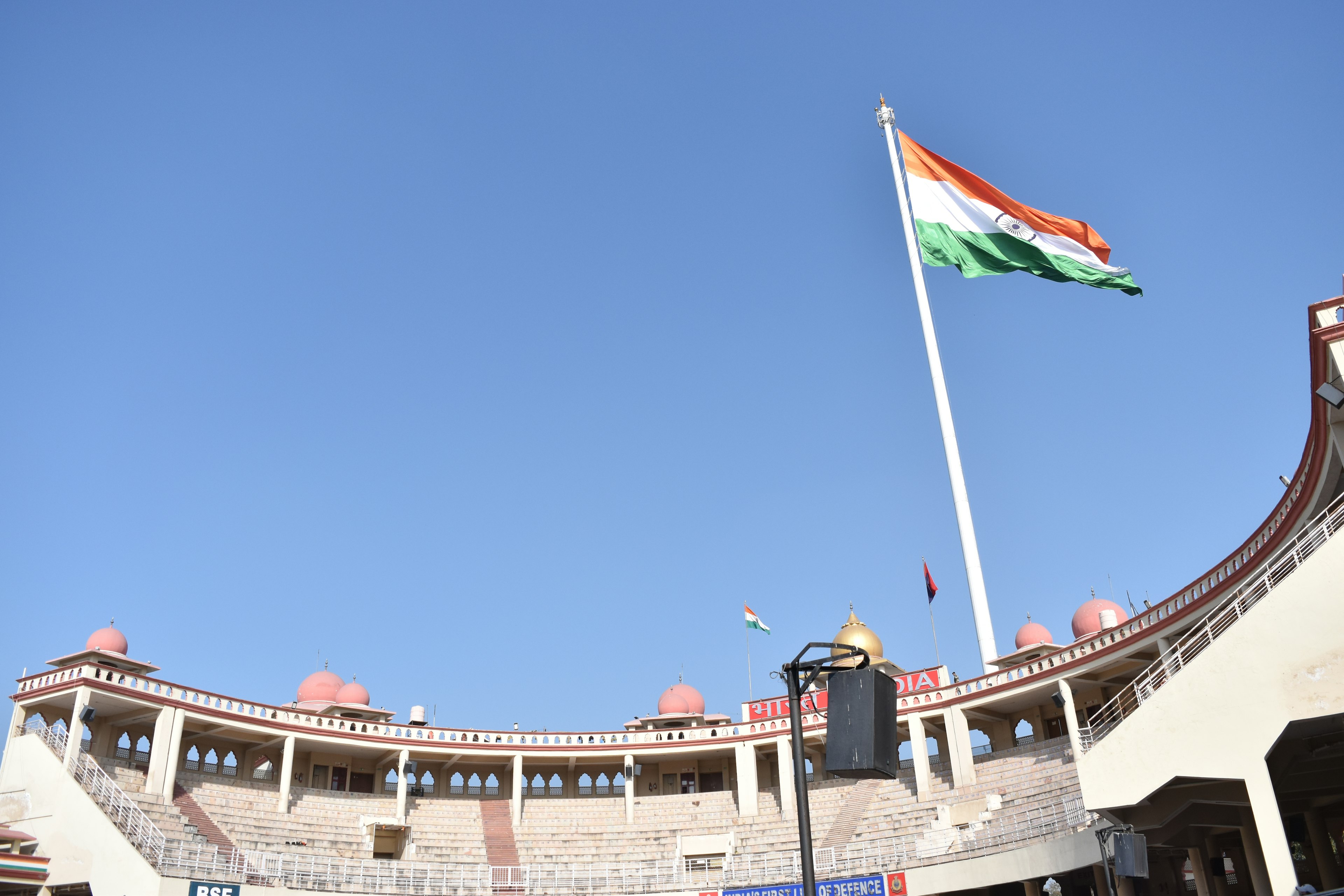 Tampilan interior stadion dengan bendera India berkibar