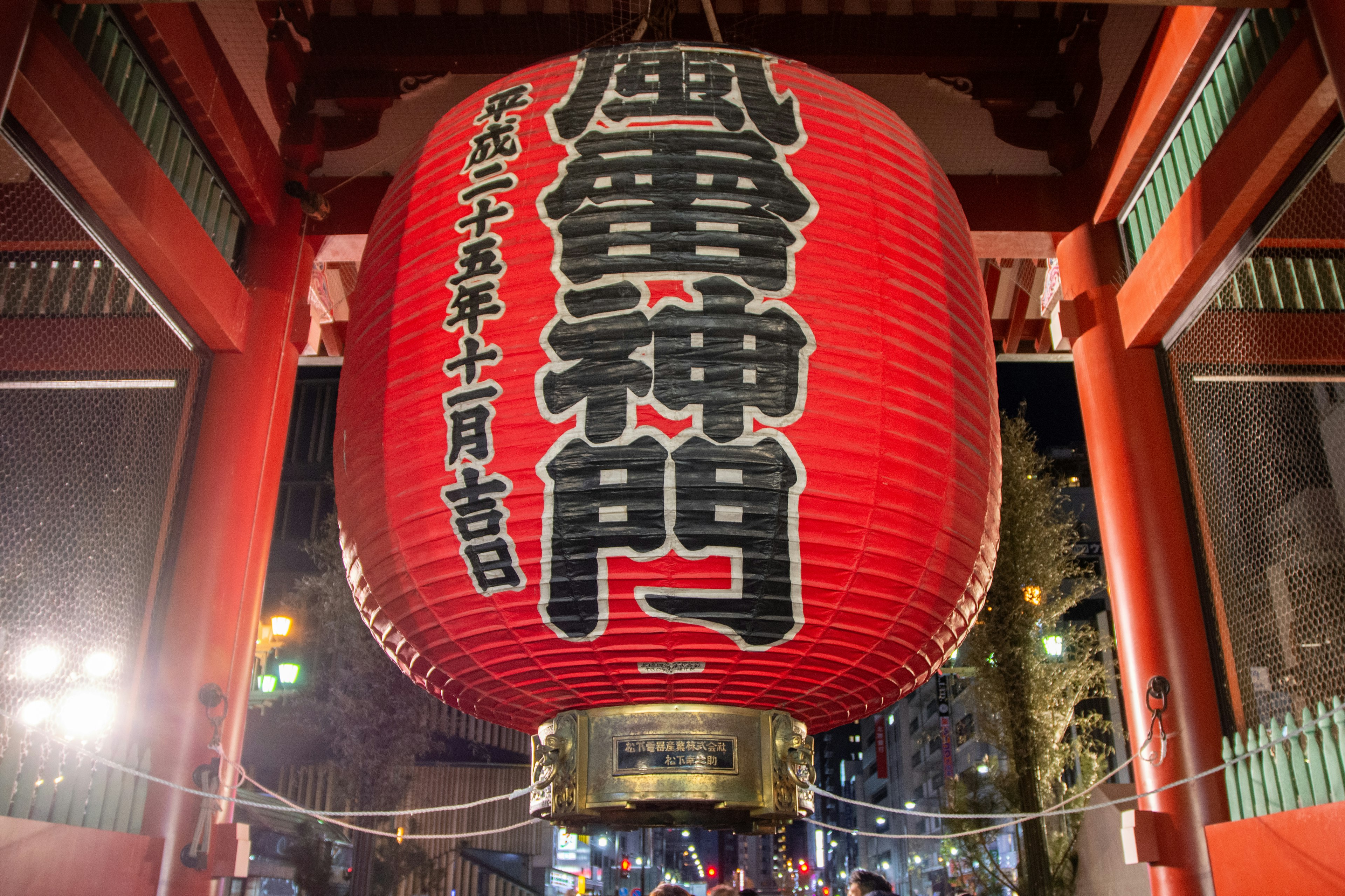 Gran linterna roja de Kaminarimon con luces de la ciudad de noche