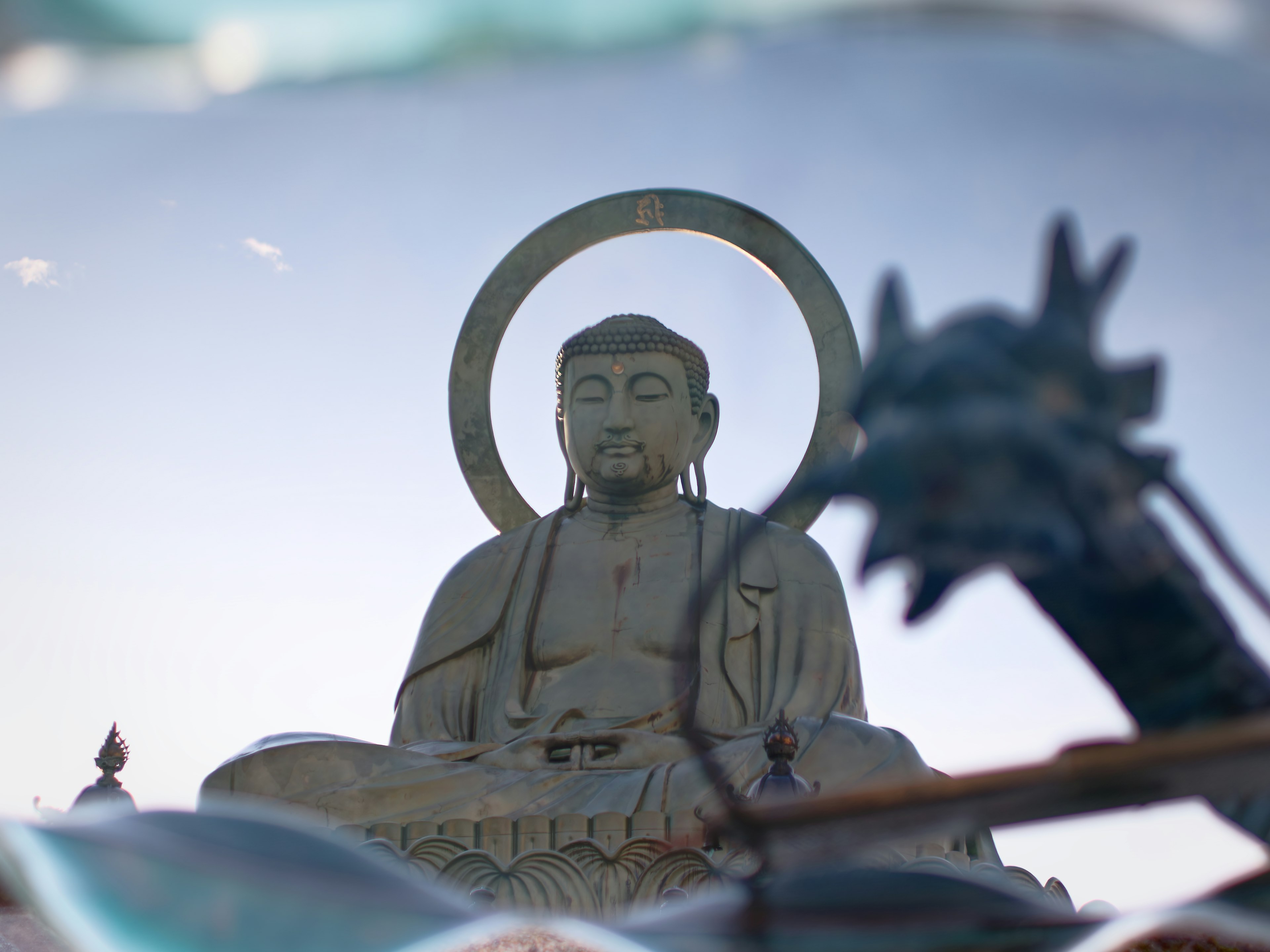 Imagen de una serena estatua de Buda con un halo