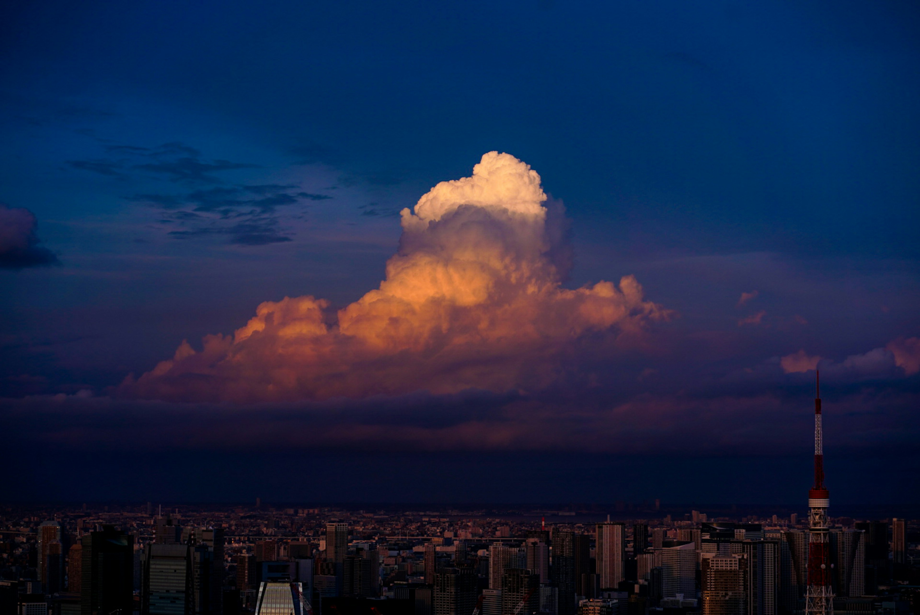 夕暮れ時の雲と都市の景色