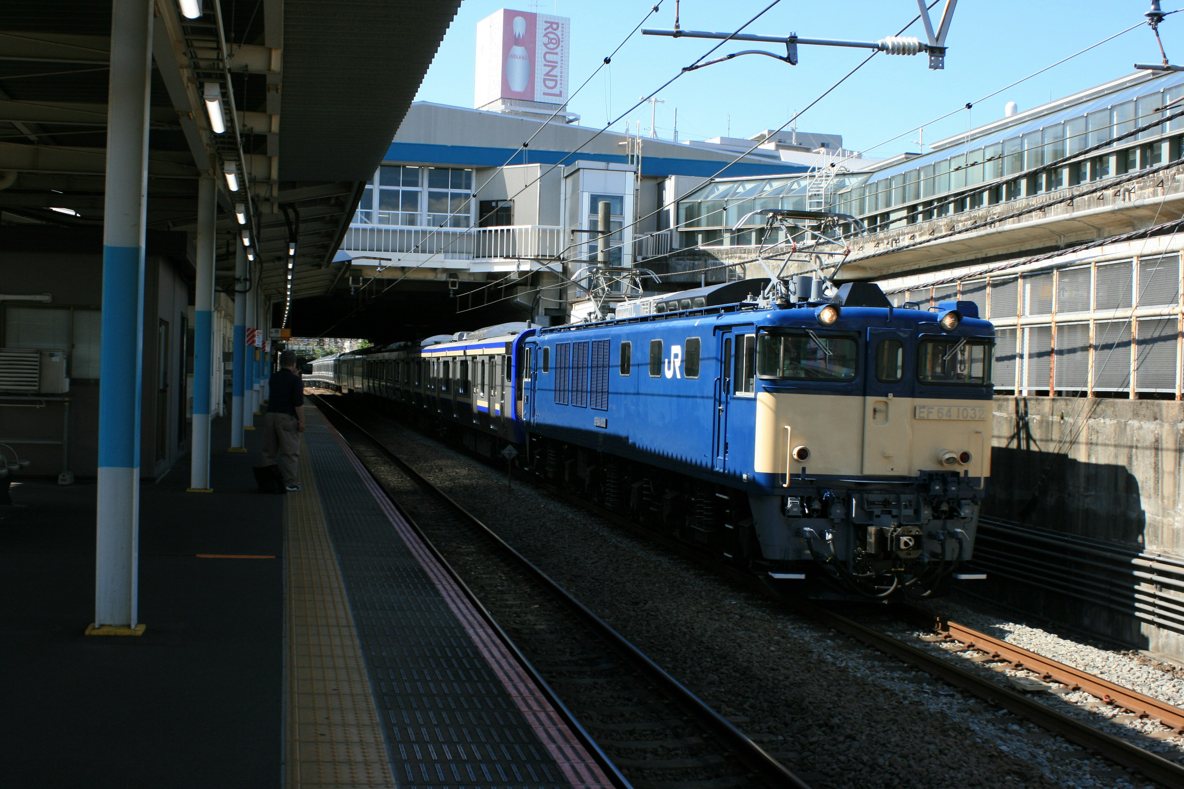 Tren eléctrico azul estacionado en una estación