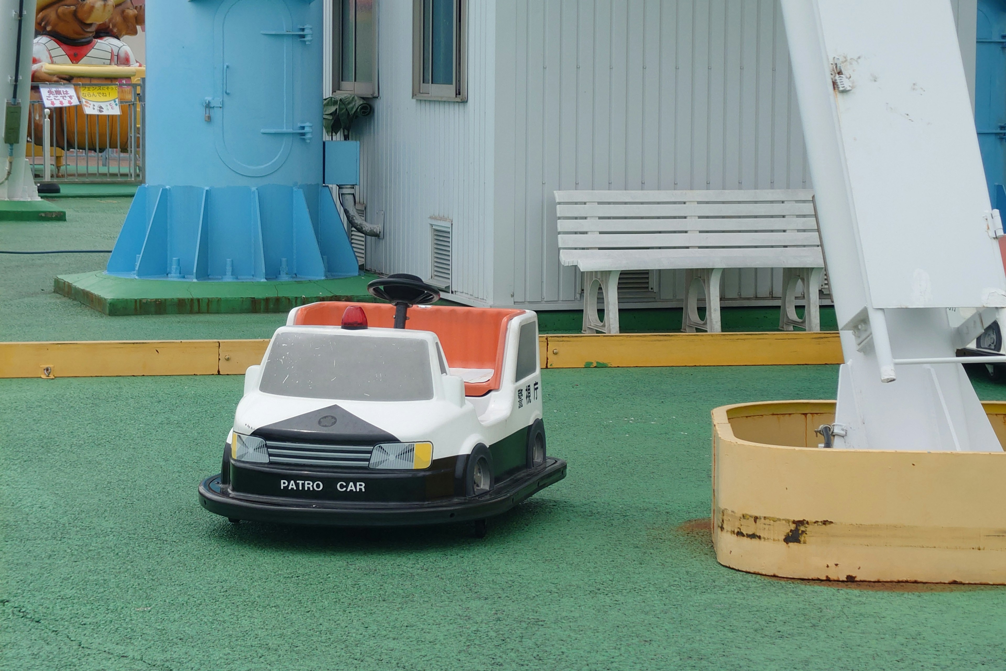 Coche en miniatura blanco y negro en un parque de atracciones