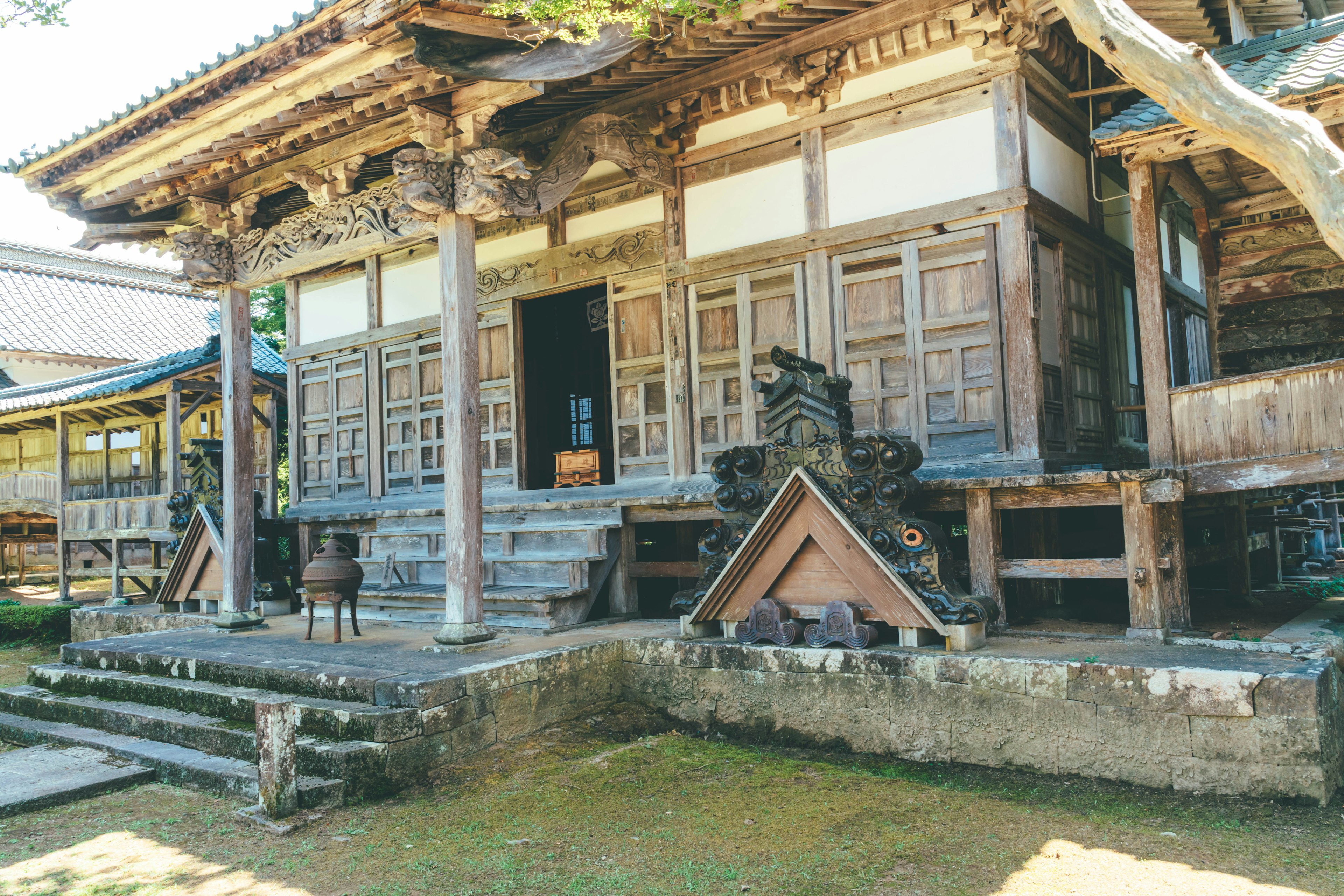 Außenansicht eines traditionellen japanischen Gebäudes mit kunstvollen Holzstrukturen und Schnitzereien