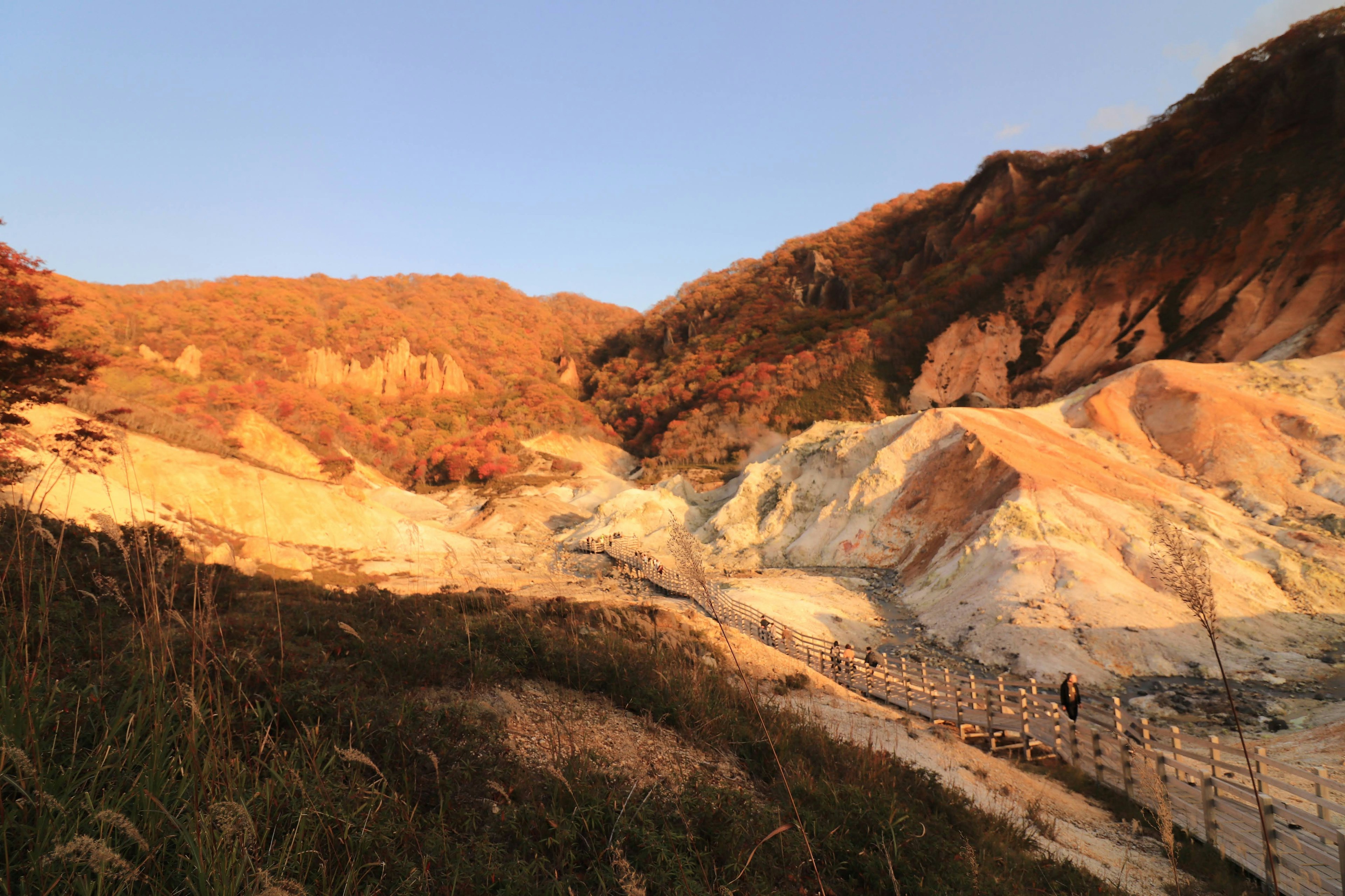 美しい夕日の下の山の風景と色とりどりの岩