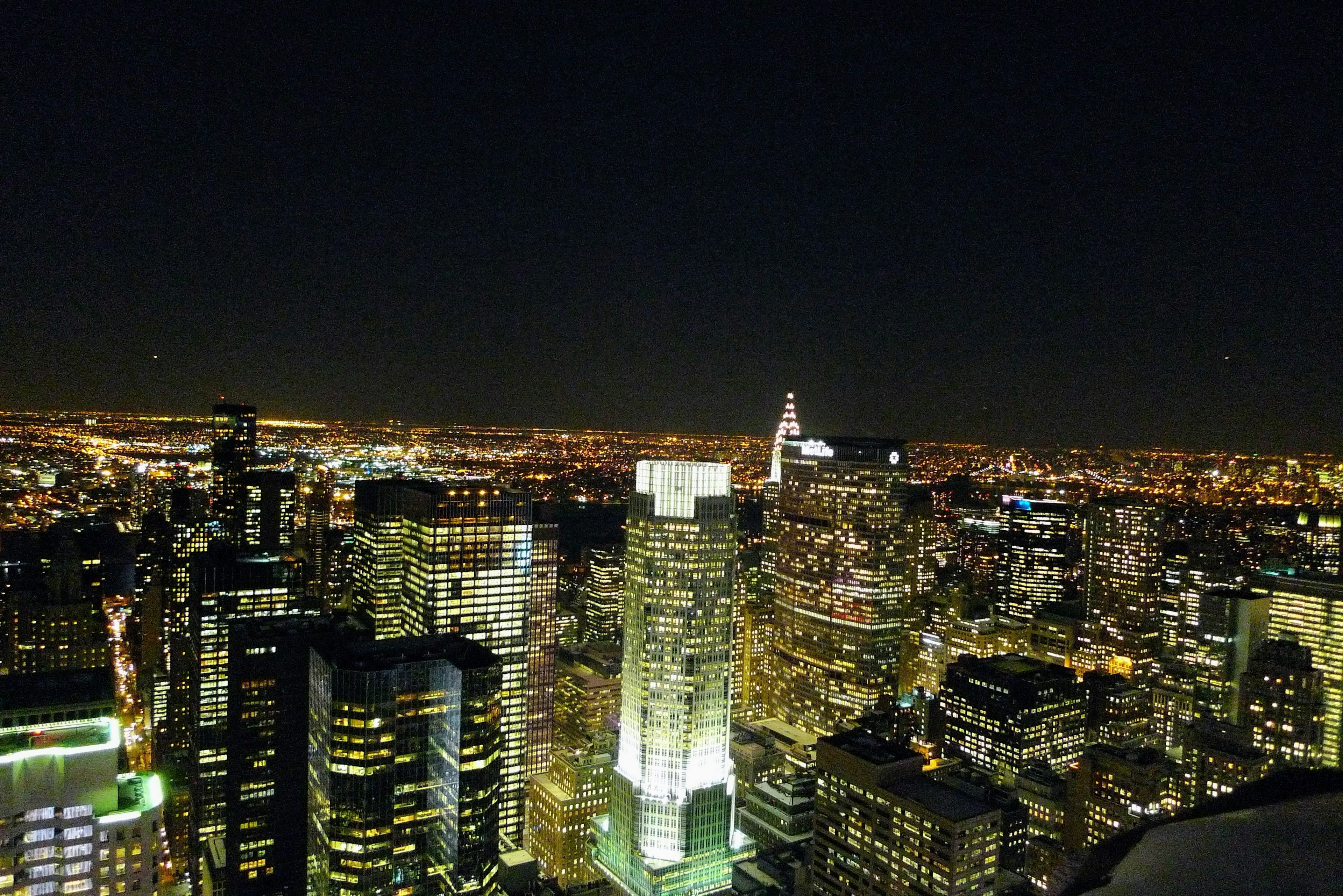 Vista panoramica di una città di notte con grattacieli e luci brillanti