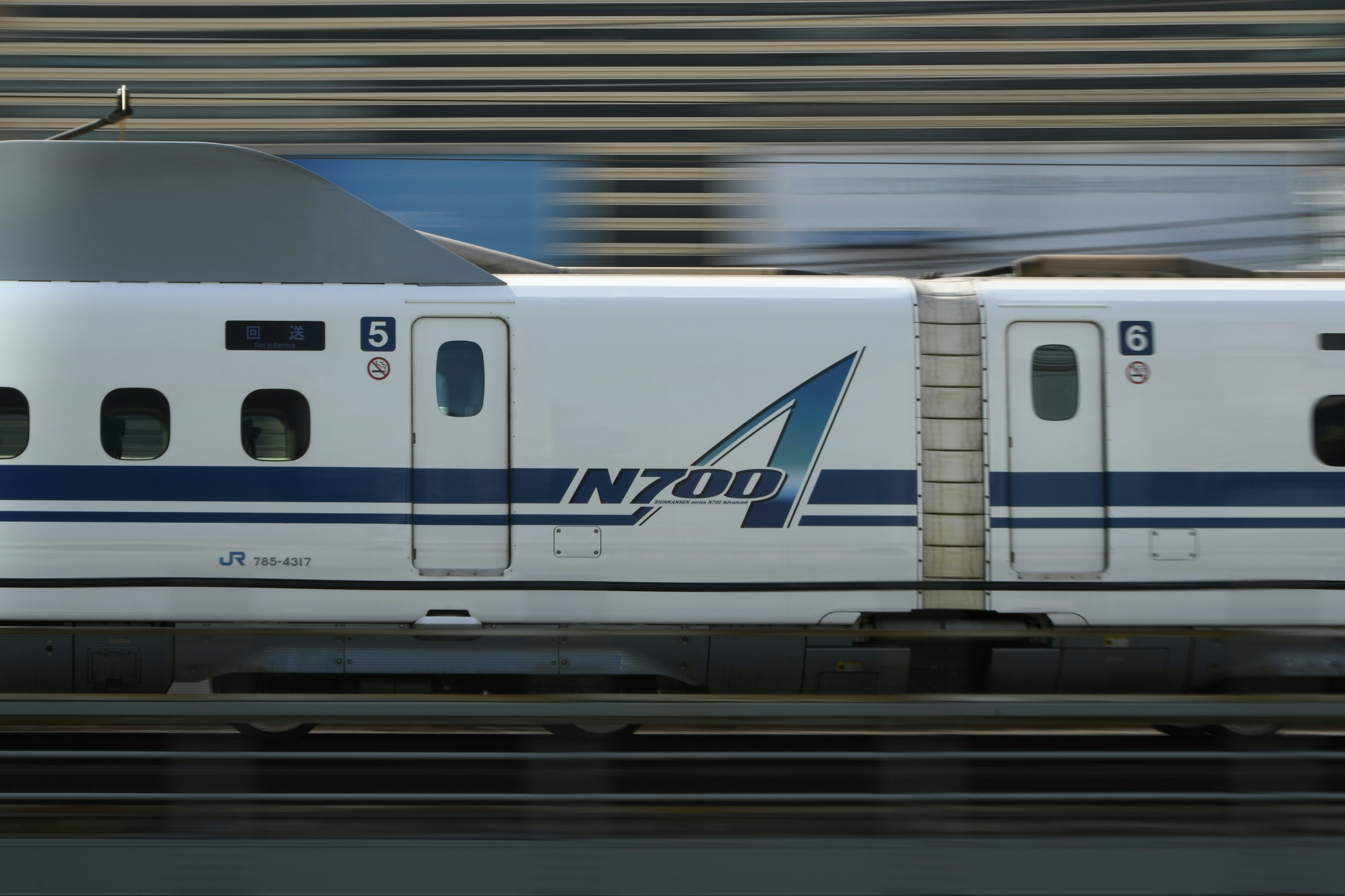 Hình ảnh bên hông của tàu Shinkansen N700