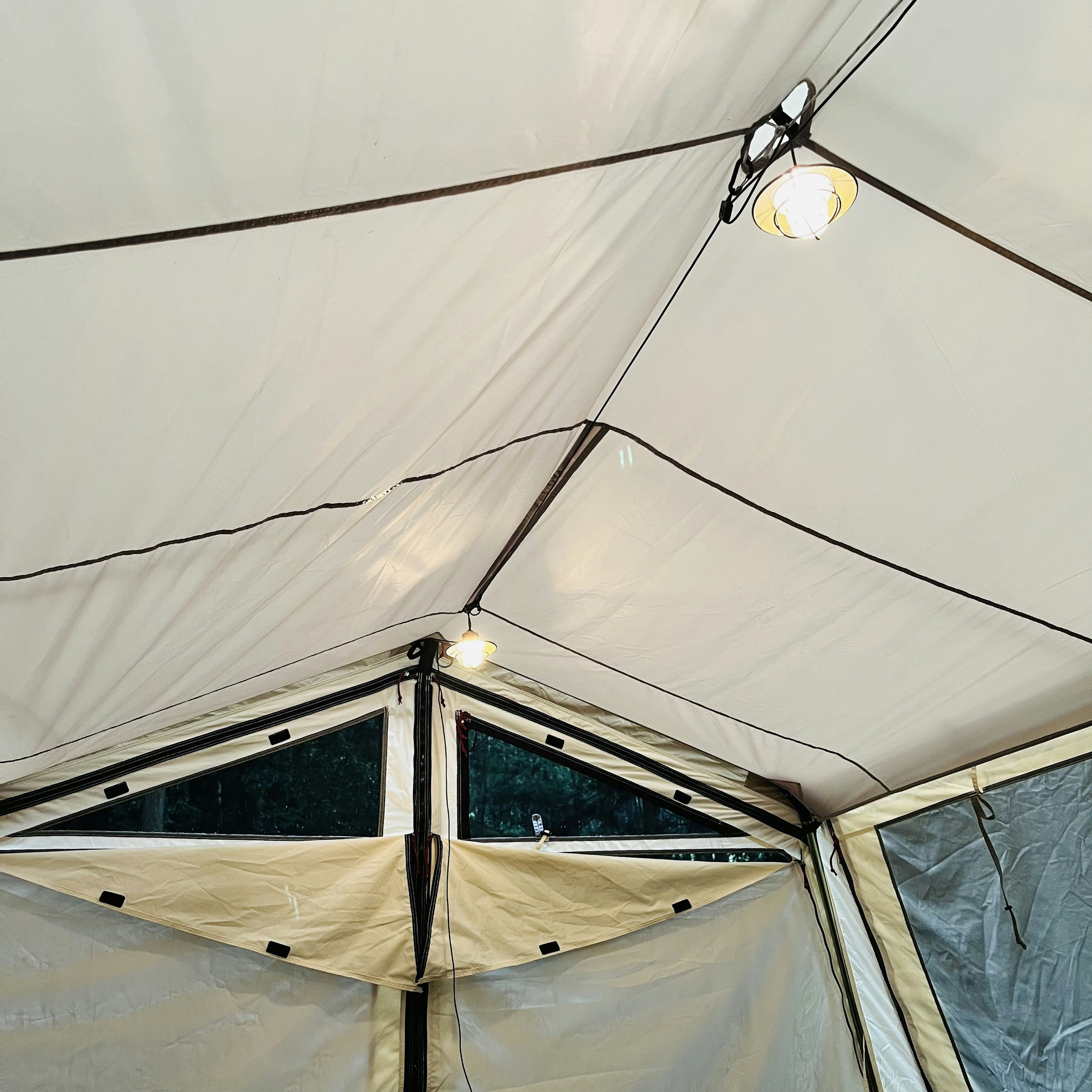 Vista interna di una tenda con soffitto e luci