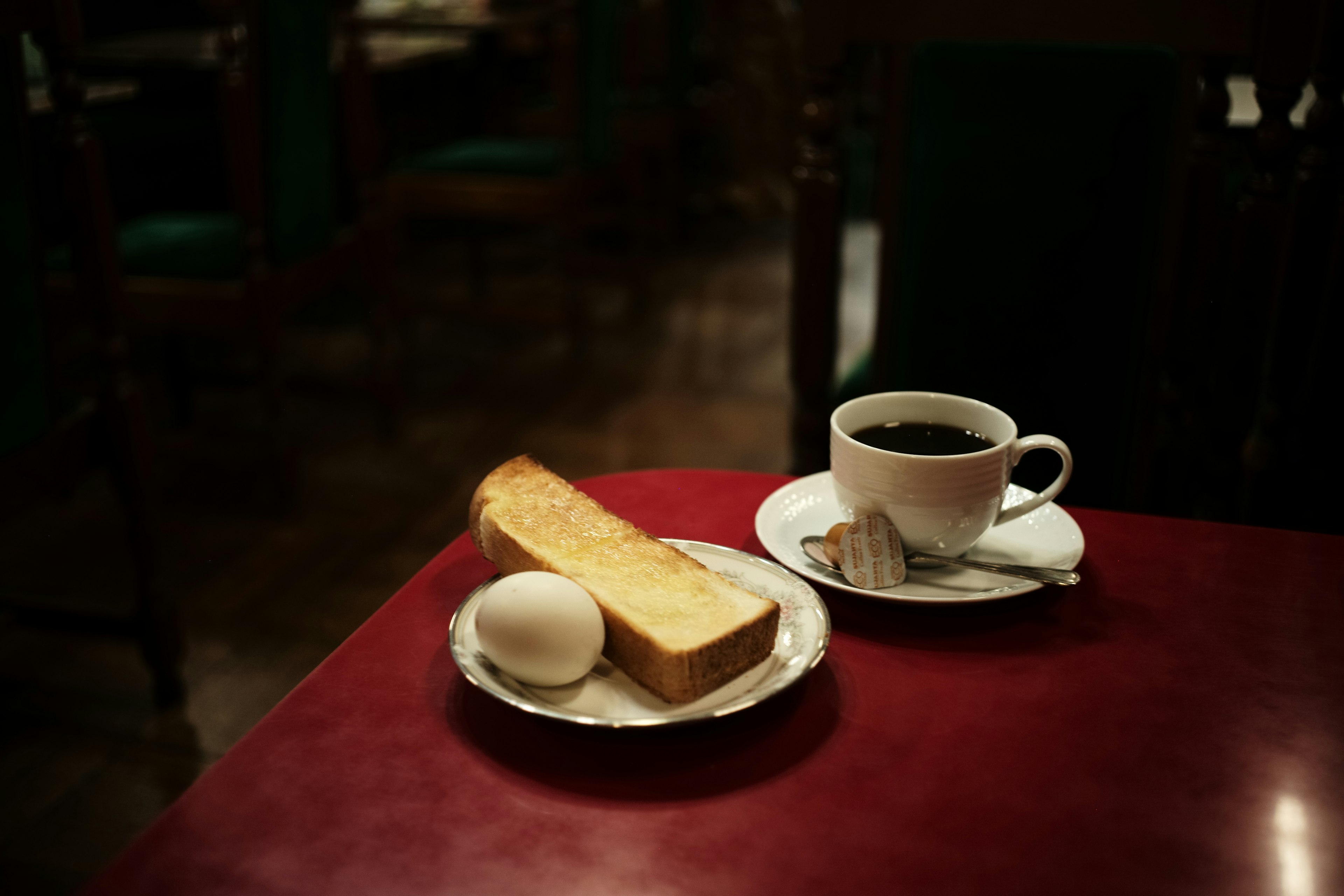 Caffè, toast e uovo sodo su un tavolo