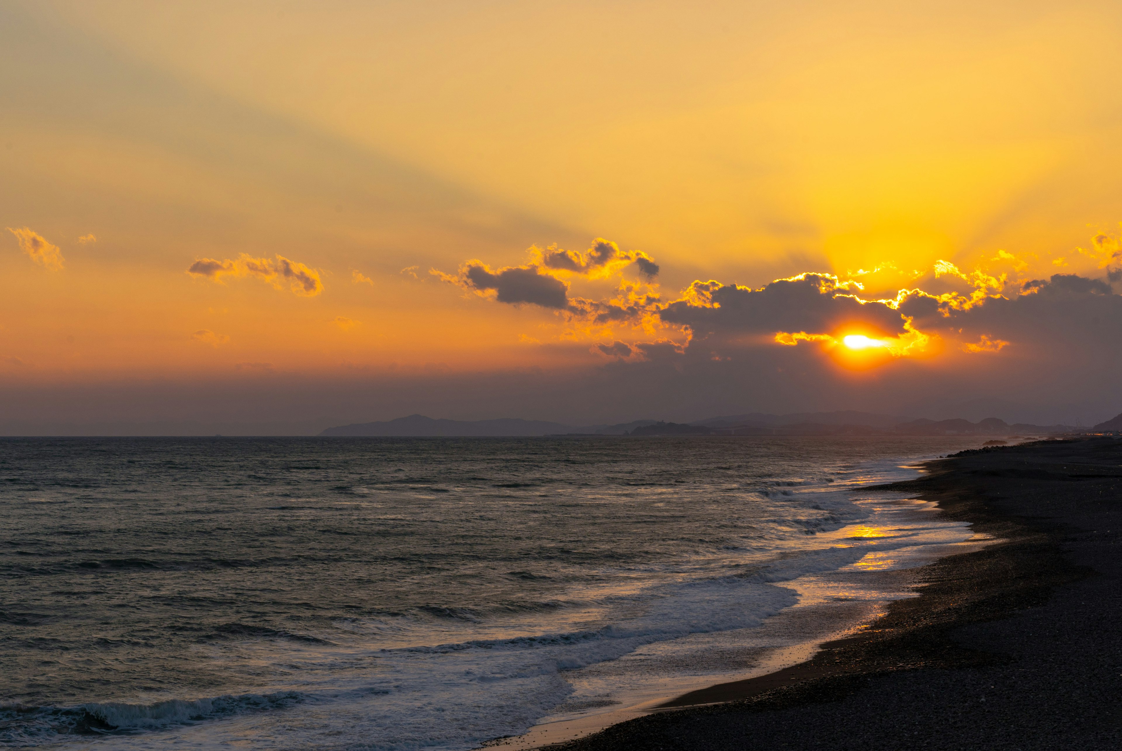 夕日が海に沈む美しい風景と波の音