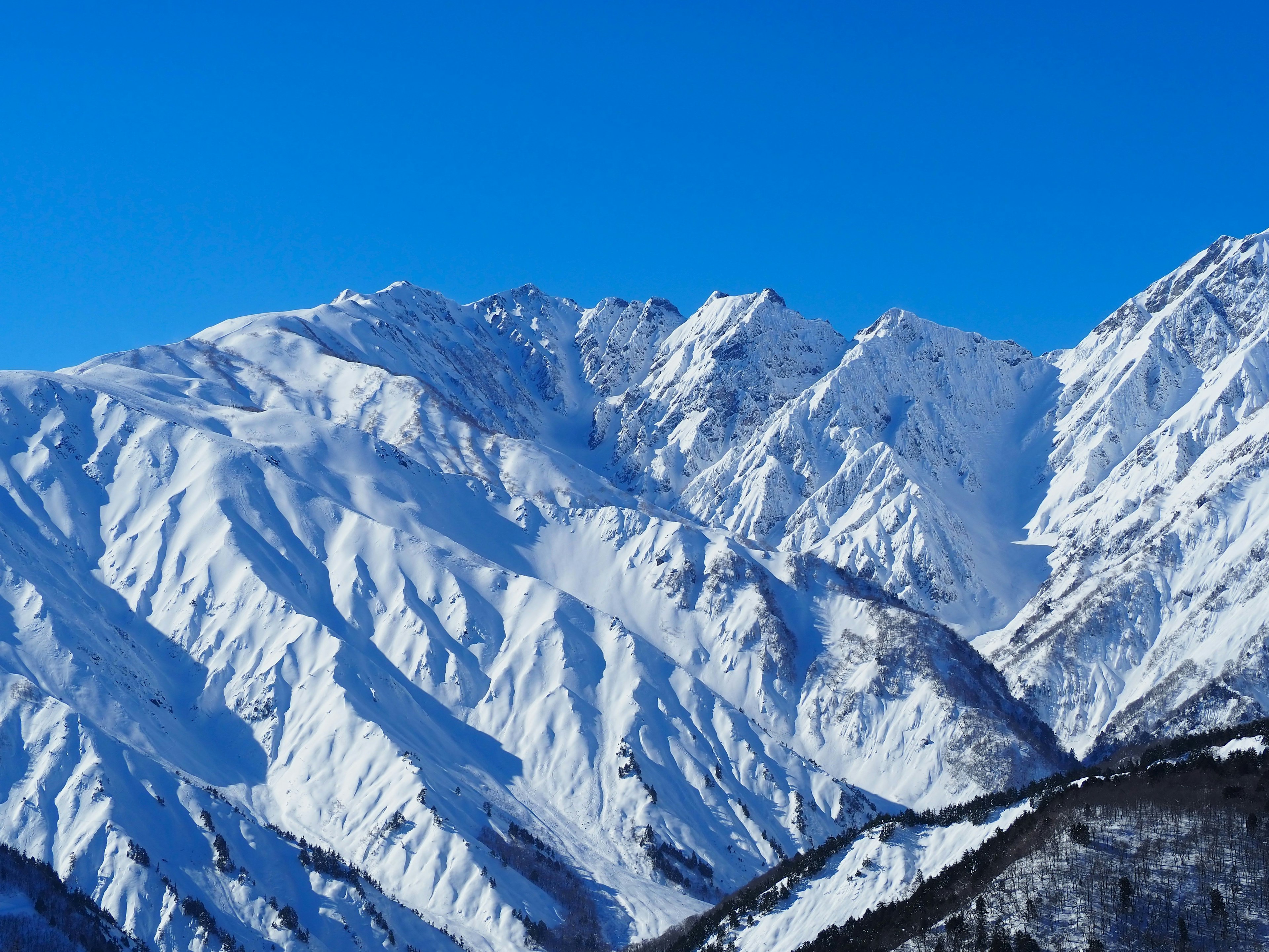 Montagne innevate contro un cielo azzurro