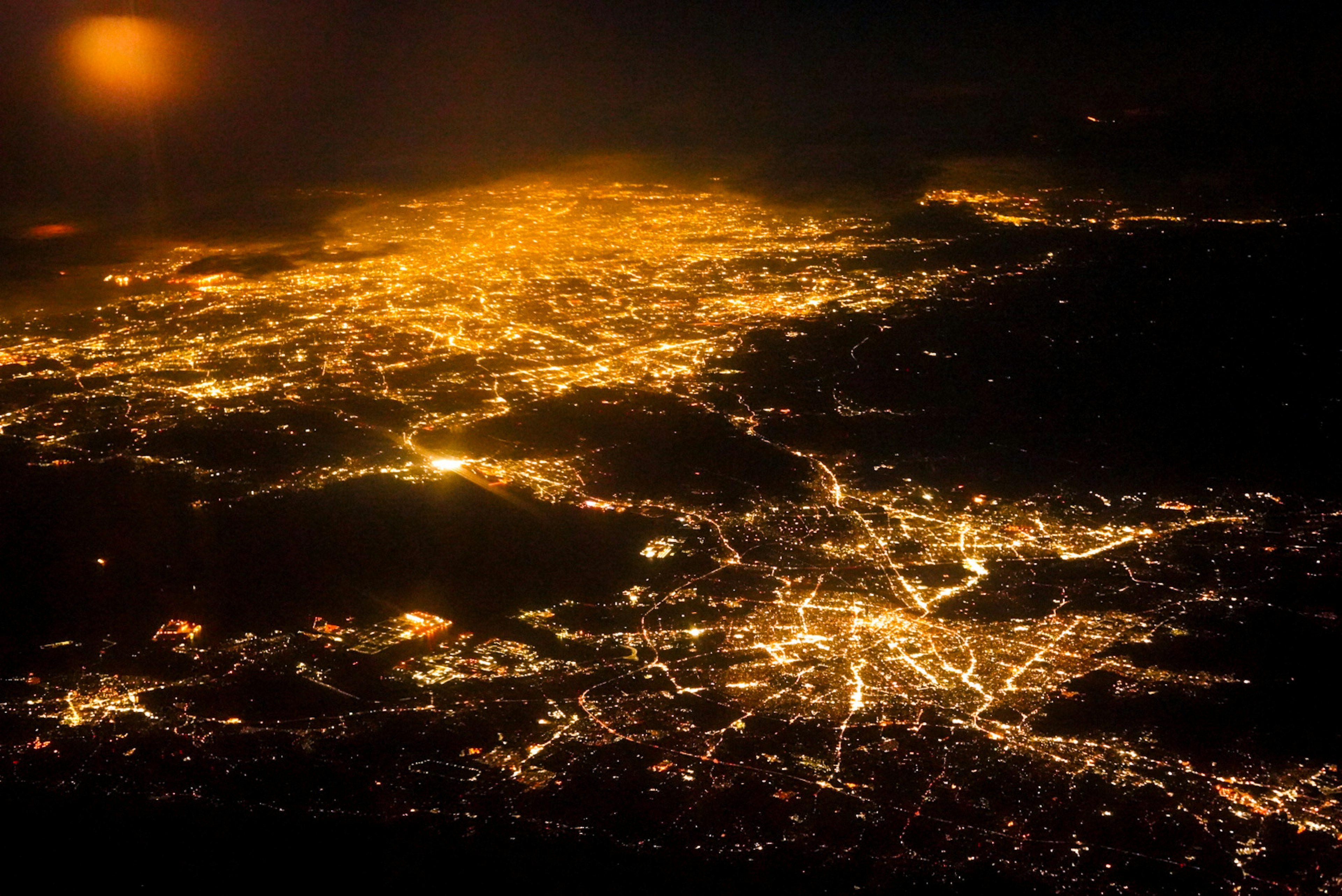 Vista aérea de una ciudad de noche con luces brillantes y carreteras