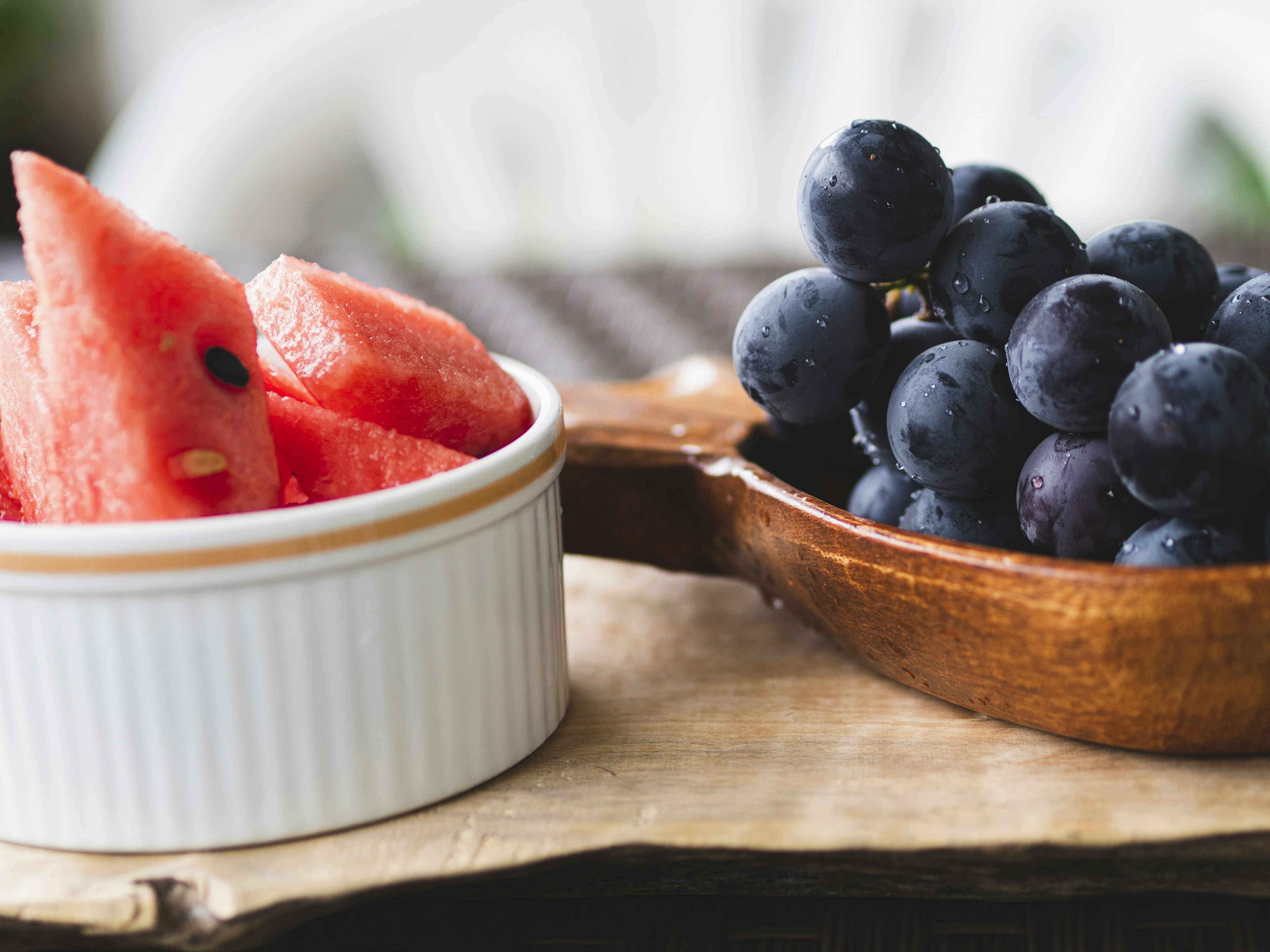 Scheiben von Wassermelone und Blaubeeren auf einem Holztisch