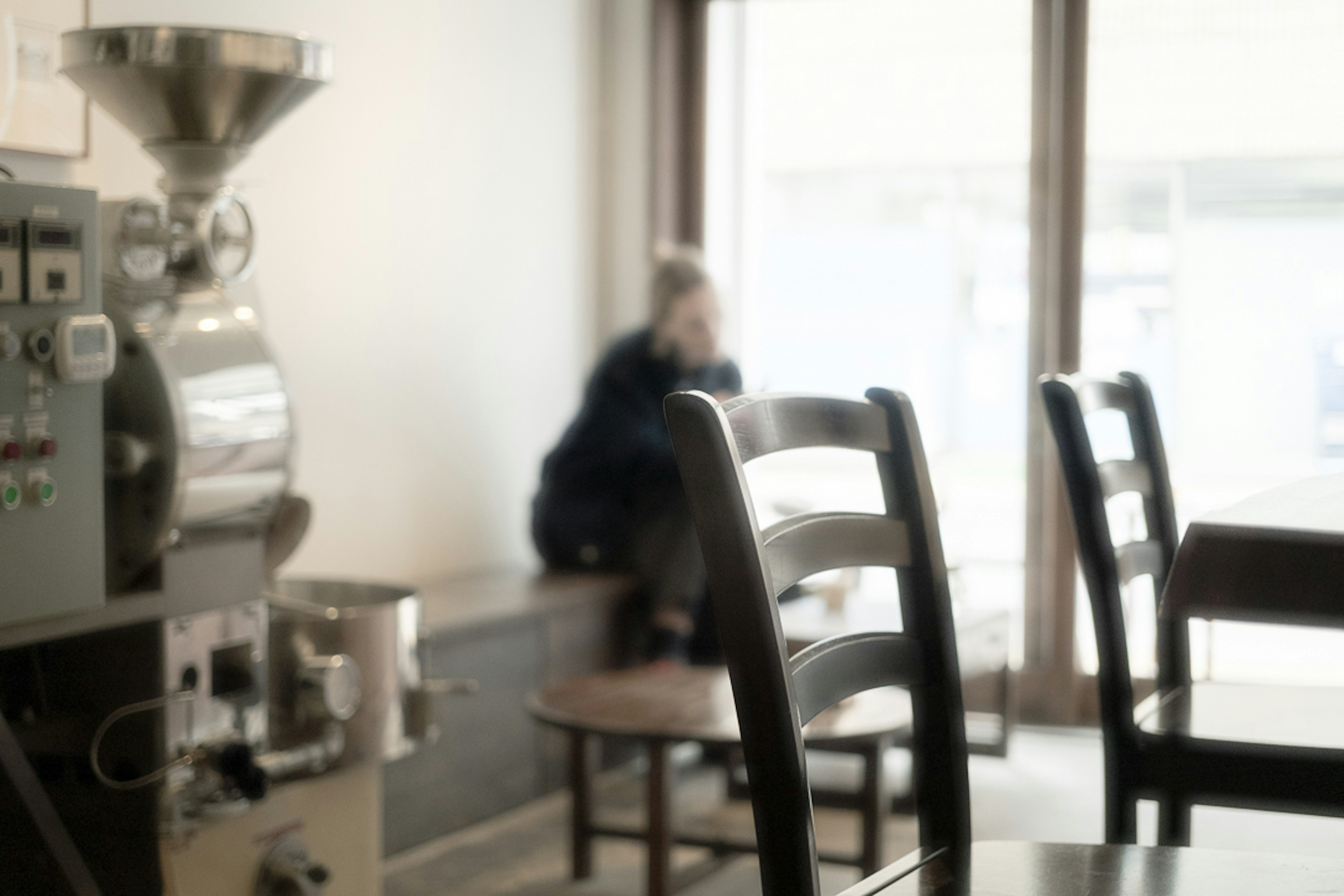 Intérieur d'un café avec des chaises et une machine à torréfier du café