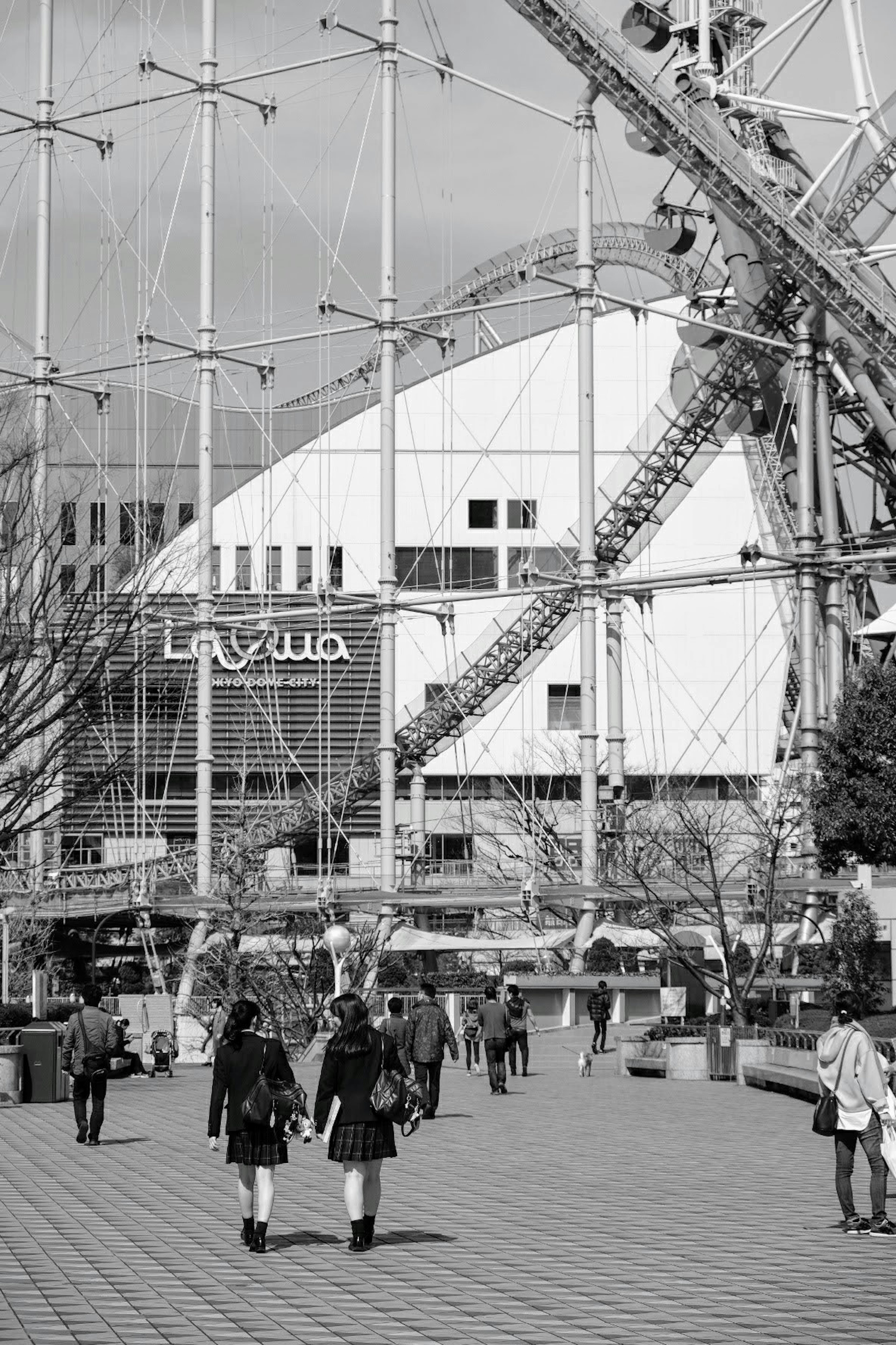 Scène urbaine avec un bâtiment moderne et une grande roue