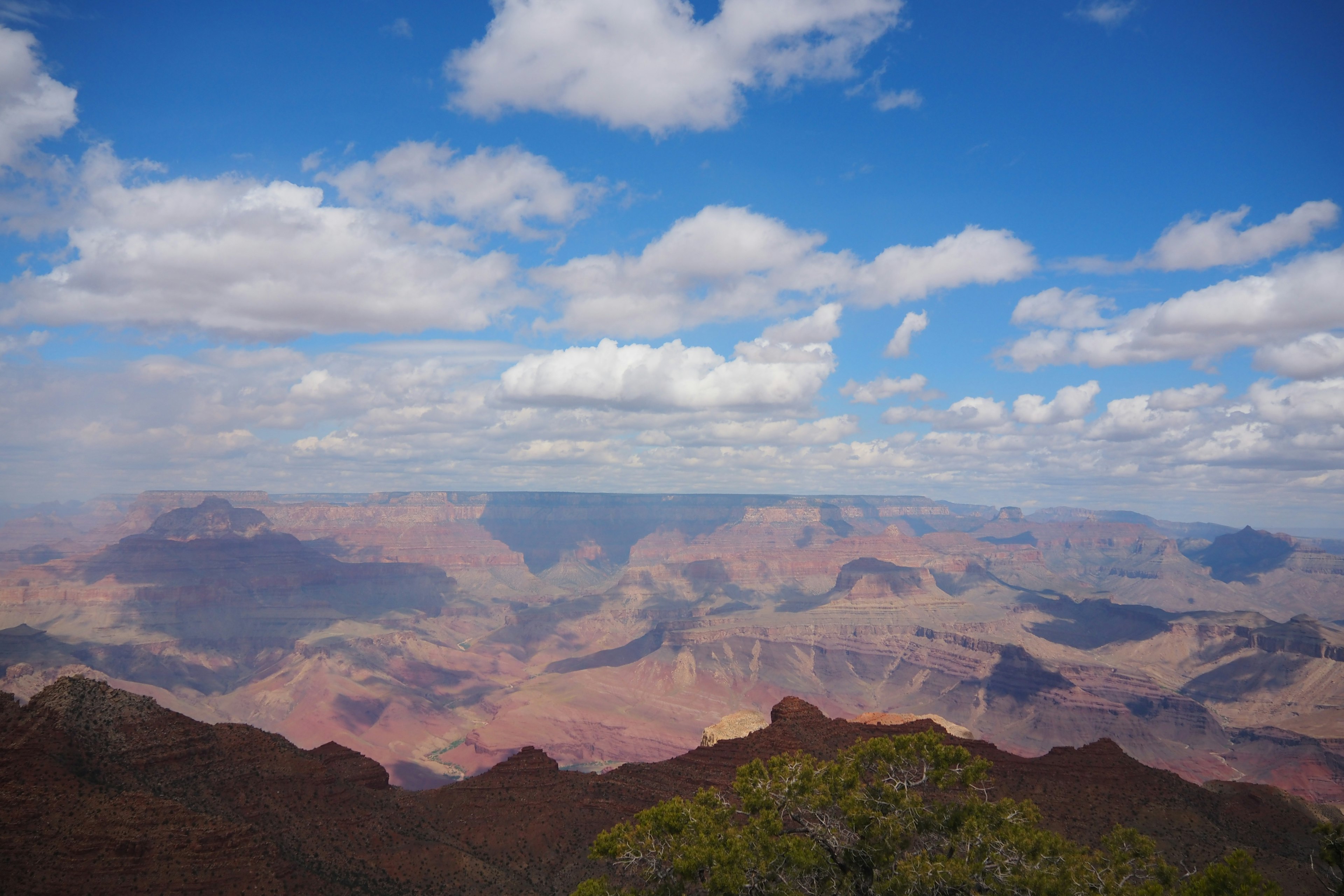 Vista mozzafiato del Grand Canyon con cielo blu e nuvole bianche