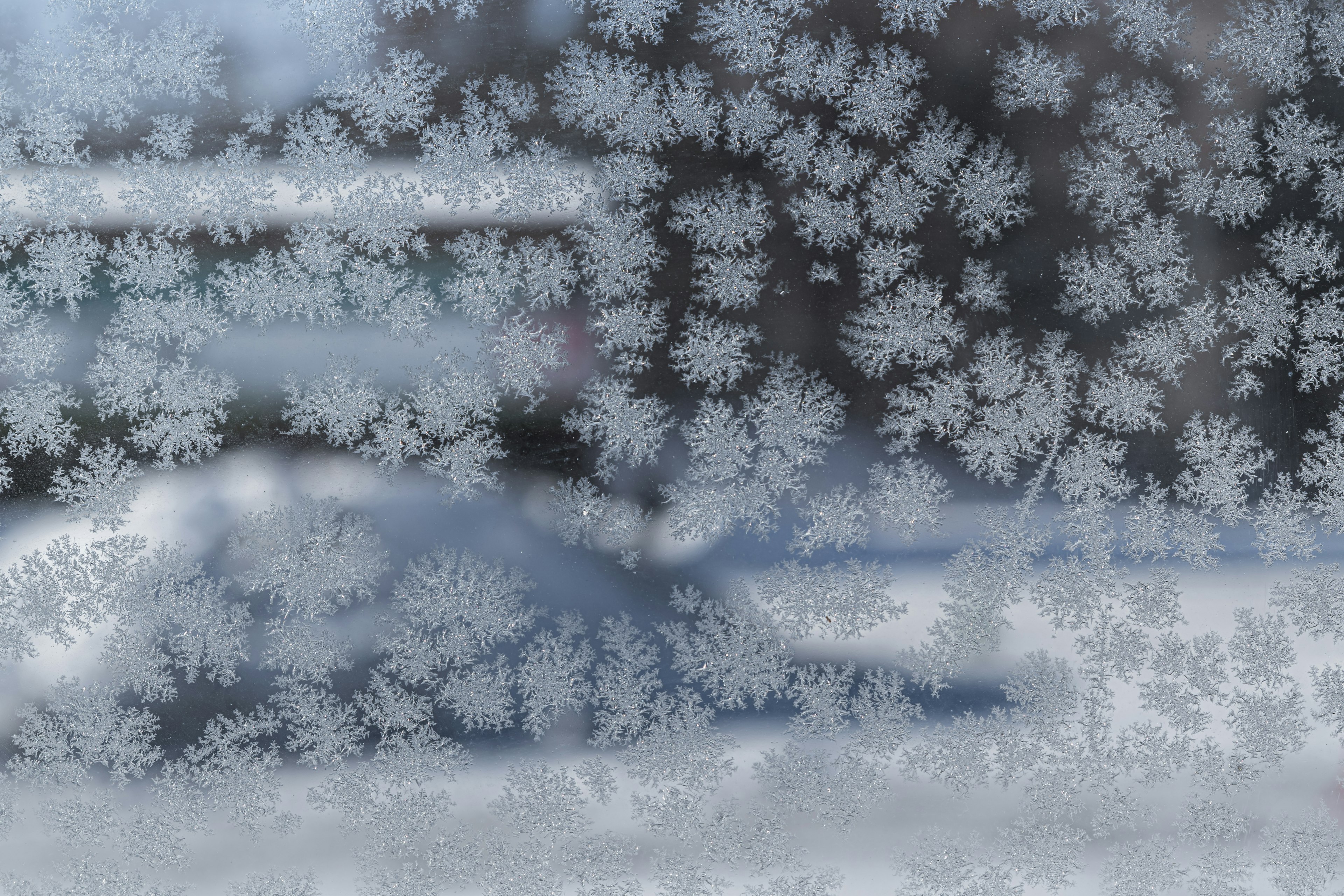 Eingefrorenes Fenster mit komplexen Schneeflockenmuster