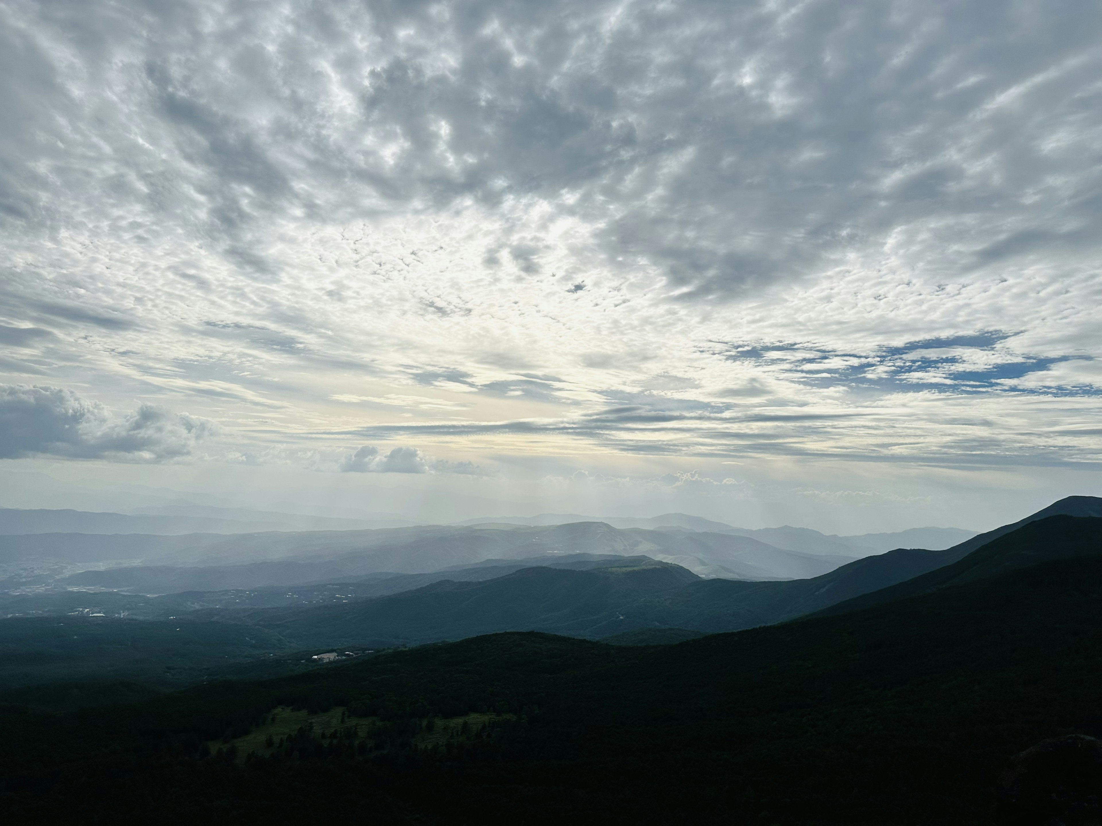 Pemandangan pegunungan di bawah langit berawan