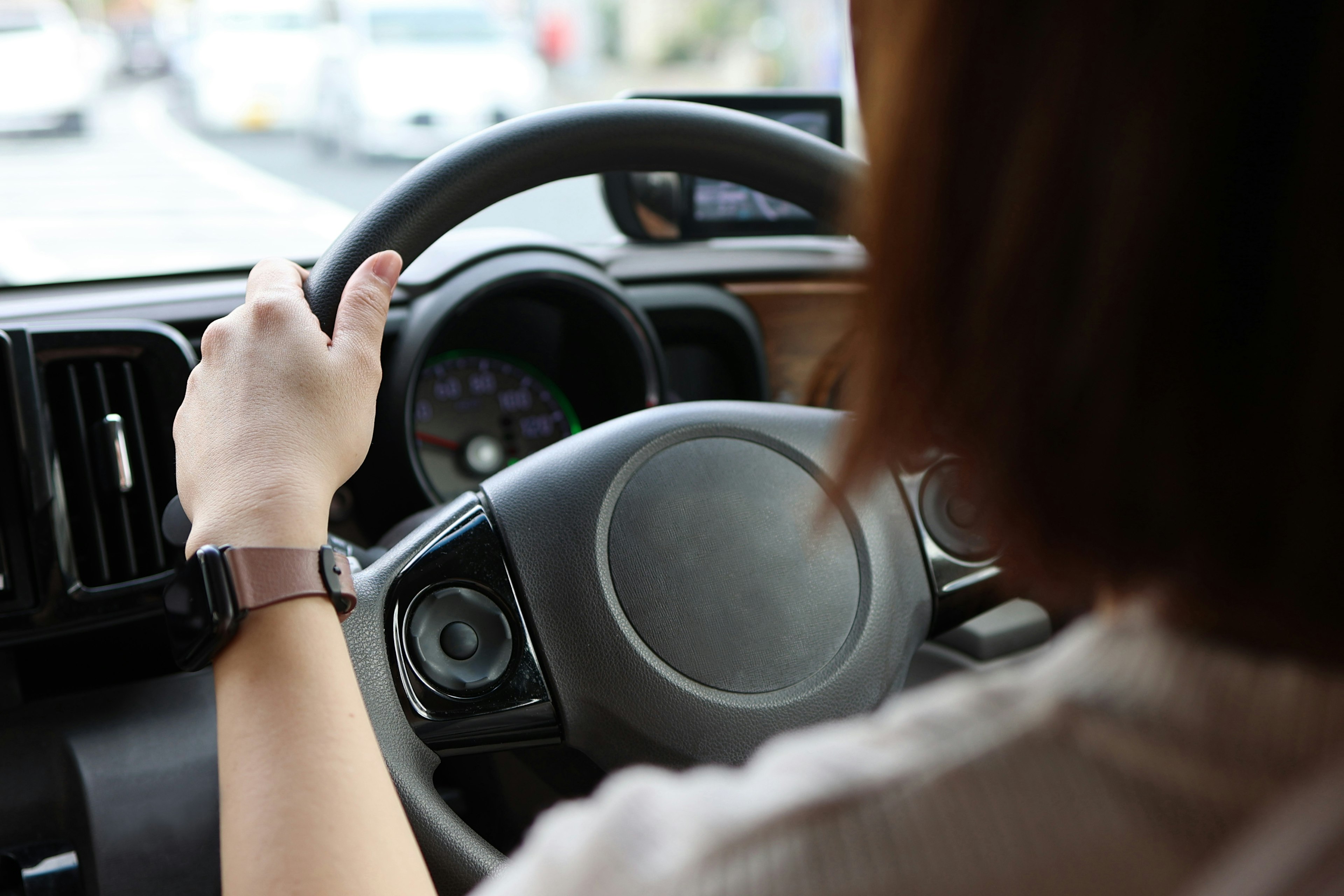 Image montrant des mains sur un volant pendant la conduite