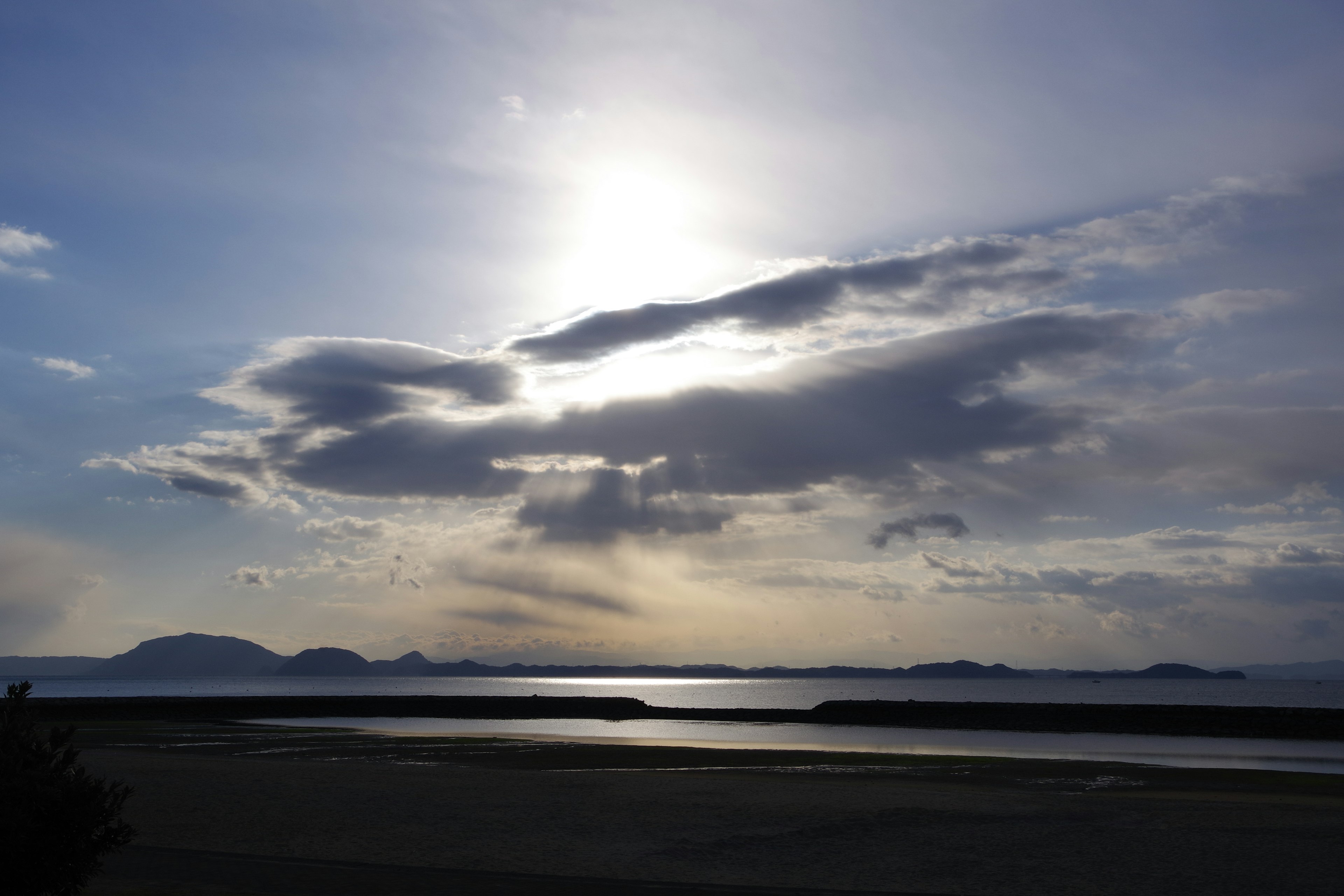 Paysage de mer calme et de nuages Soleil de midi lumineux et nuages majestueux