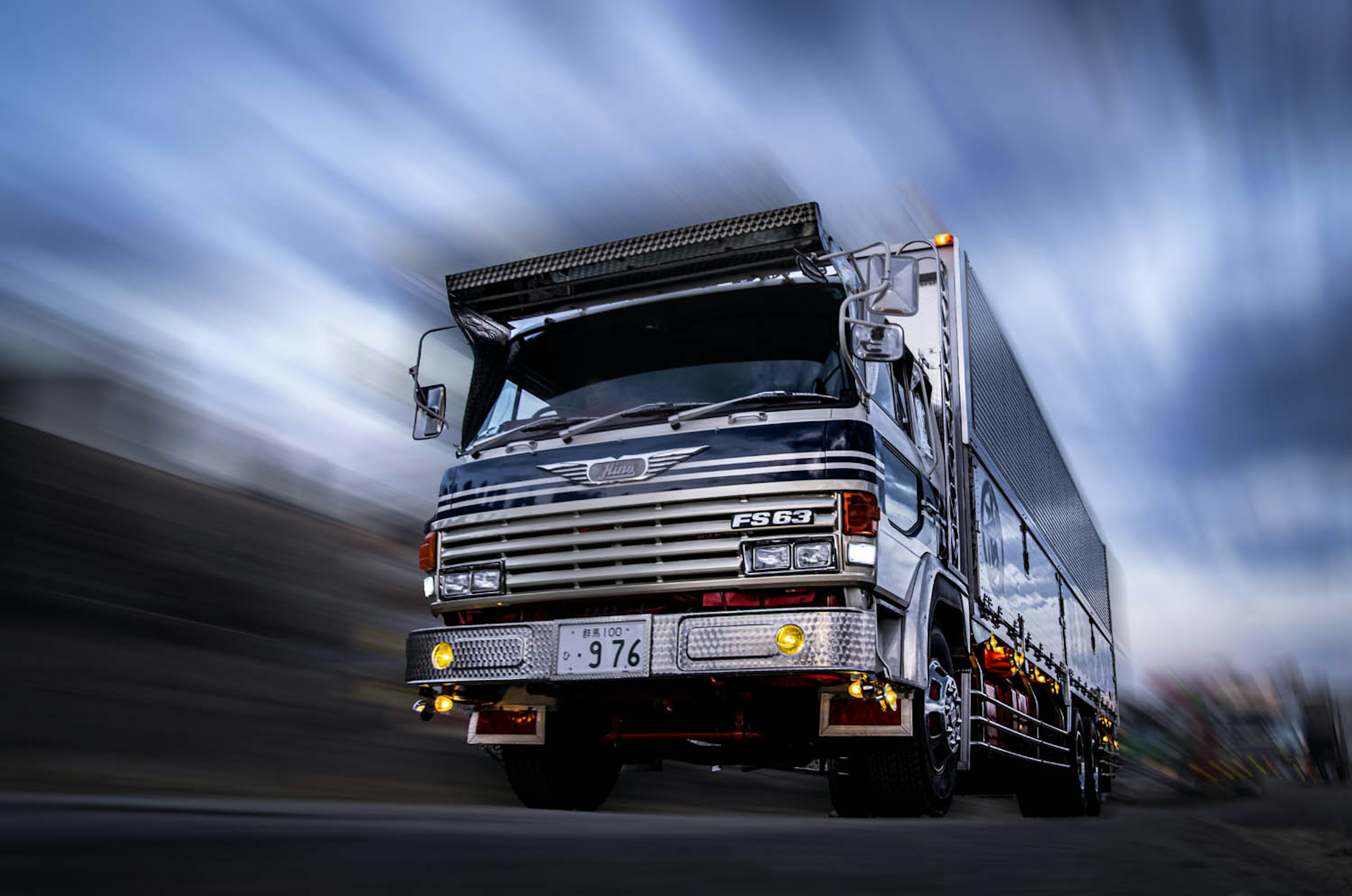 Un camion en mouvement sur la route avec un arrière-plan dynamique