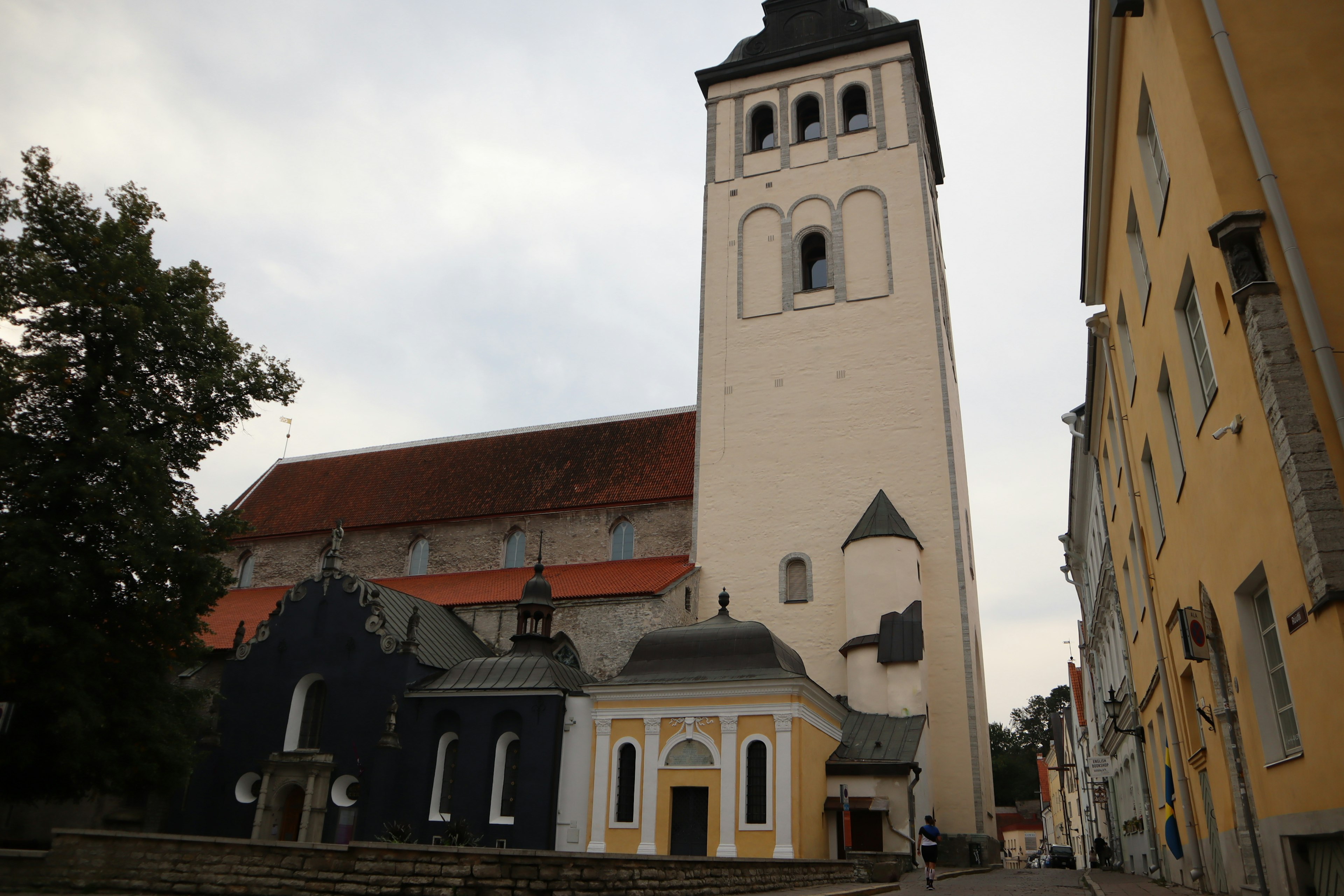 Historische Gebäude mit einem hohen Turm im Hintergrund