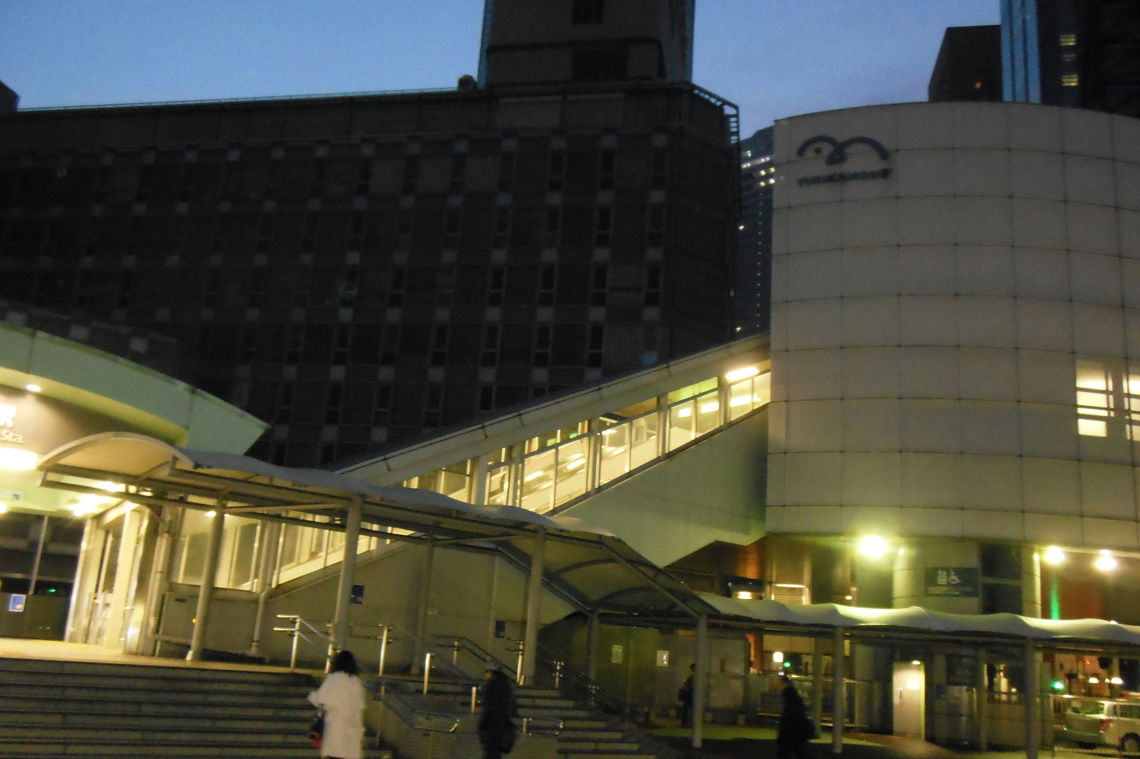 Vista notturna di un edificio moderno con scale e illuminazione