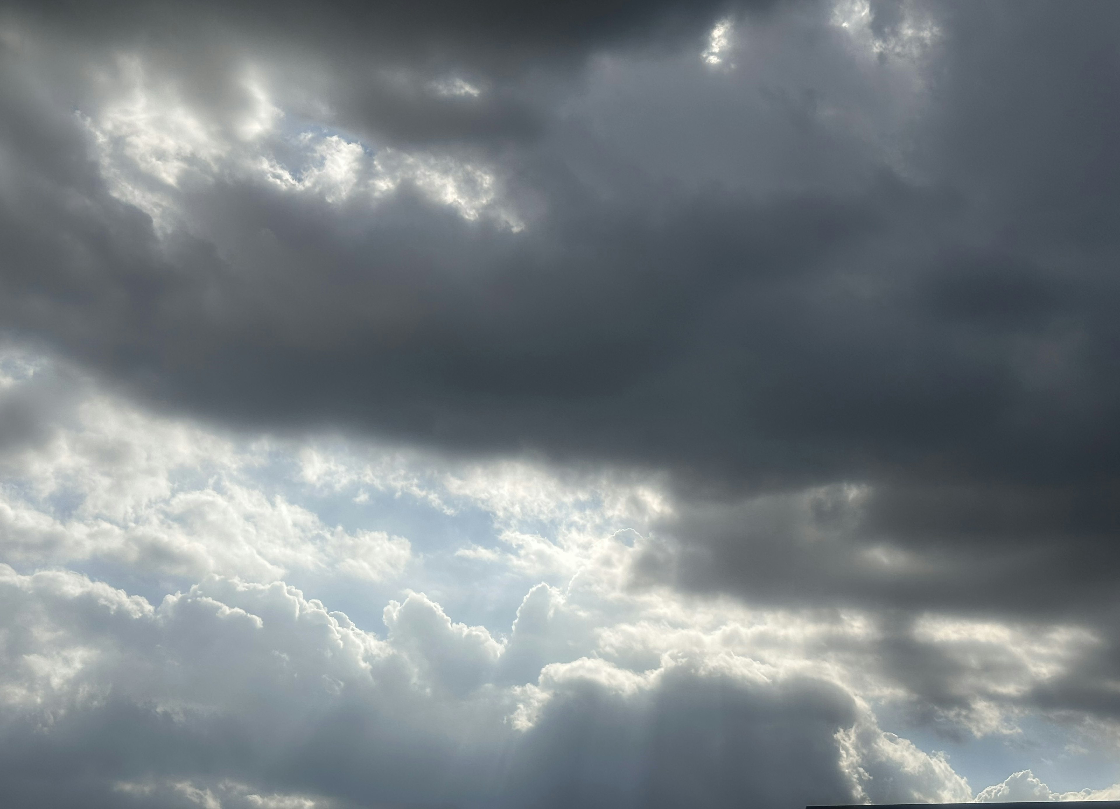 Bewölkter Himmel mit kontrastierenden Wolken und Licht