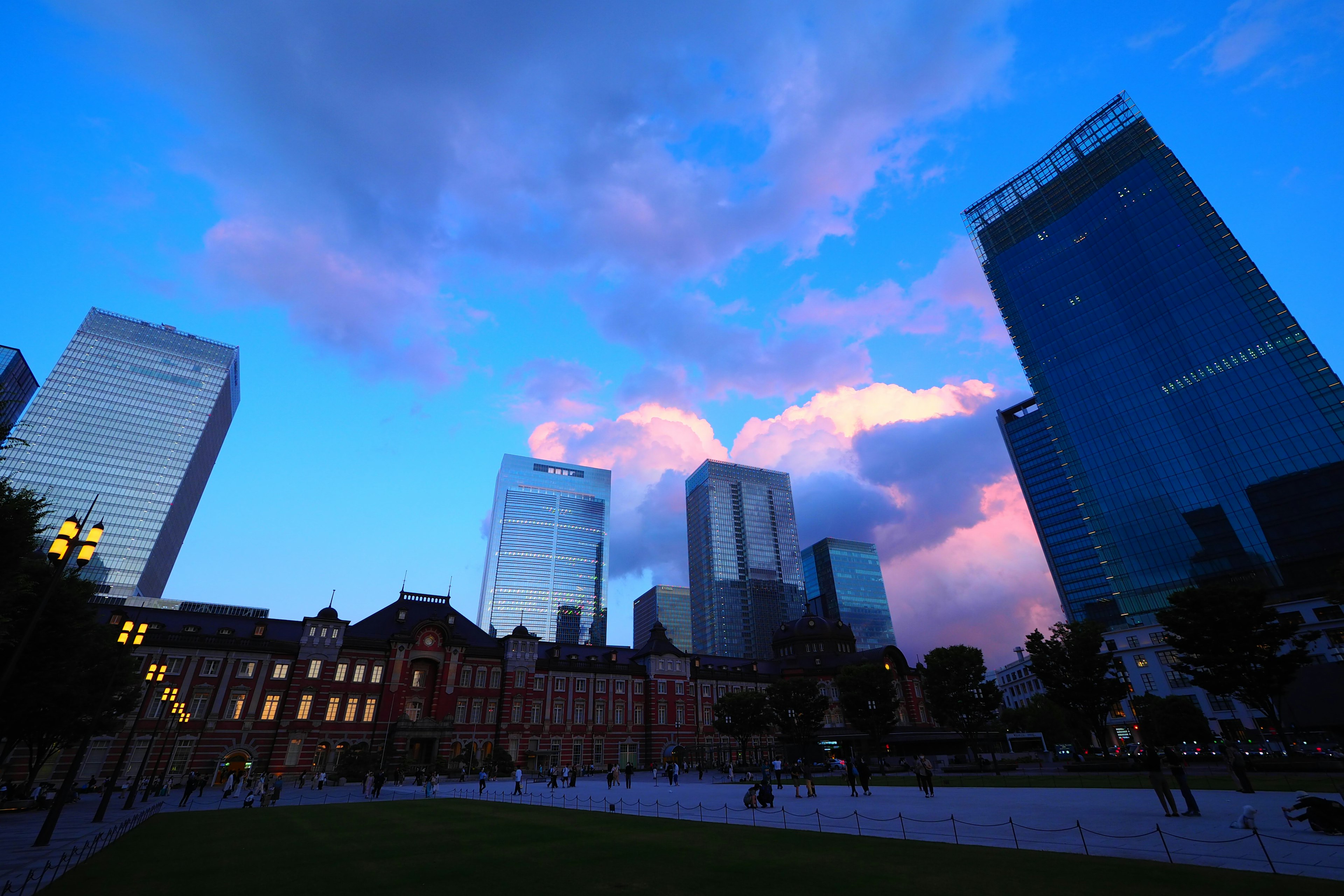 Horizonte de Tokio con rascacielos modernos y un cielo de atardecer colorido