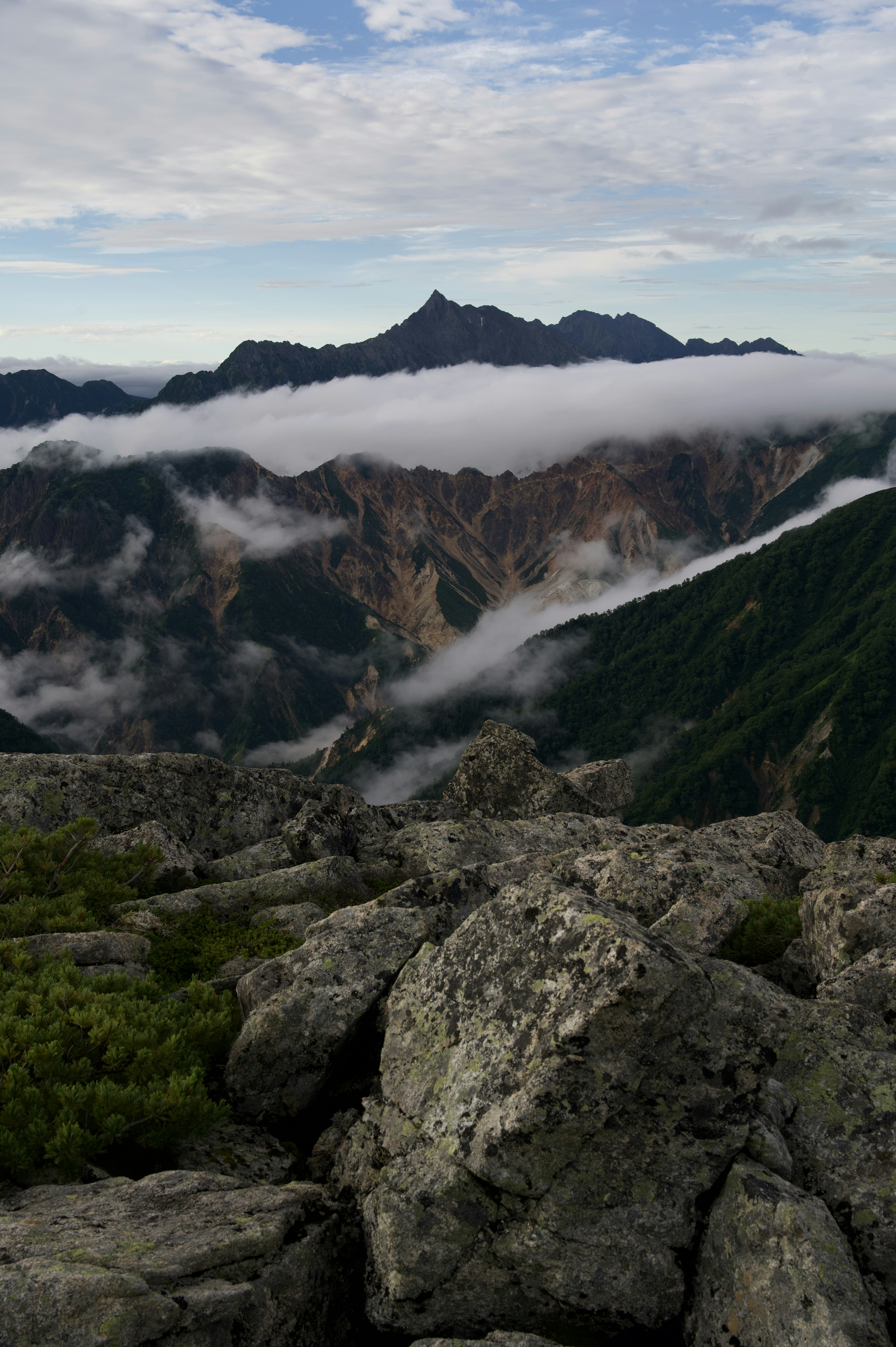 雲霧繚繞的山脈景觀與岩石前景