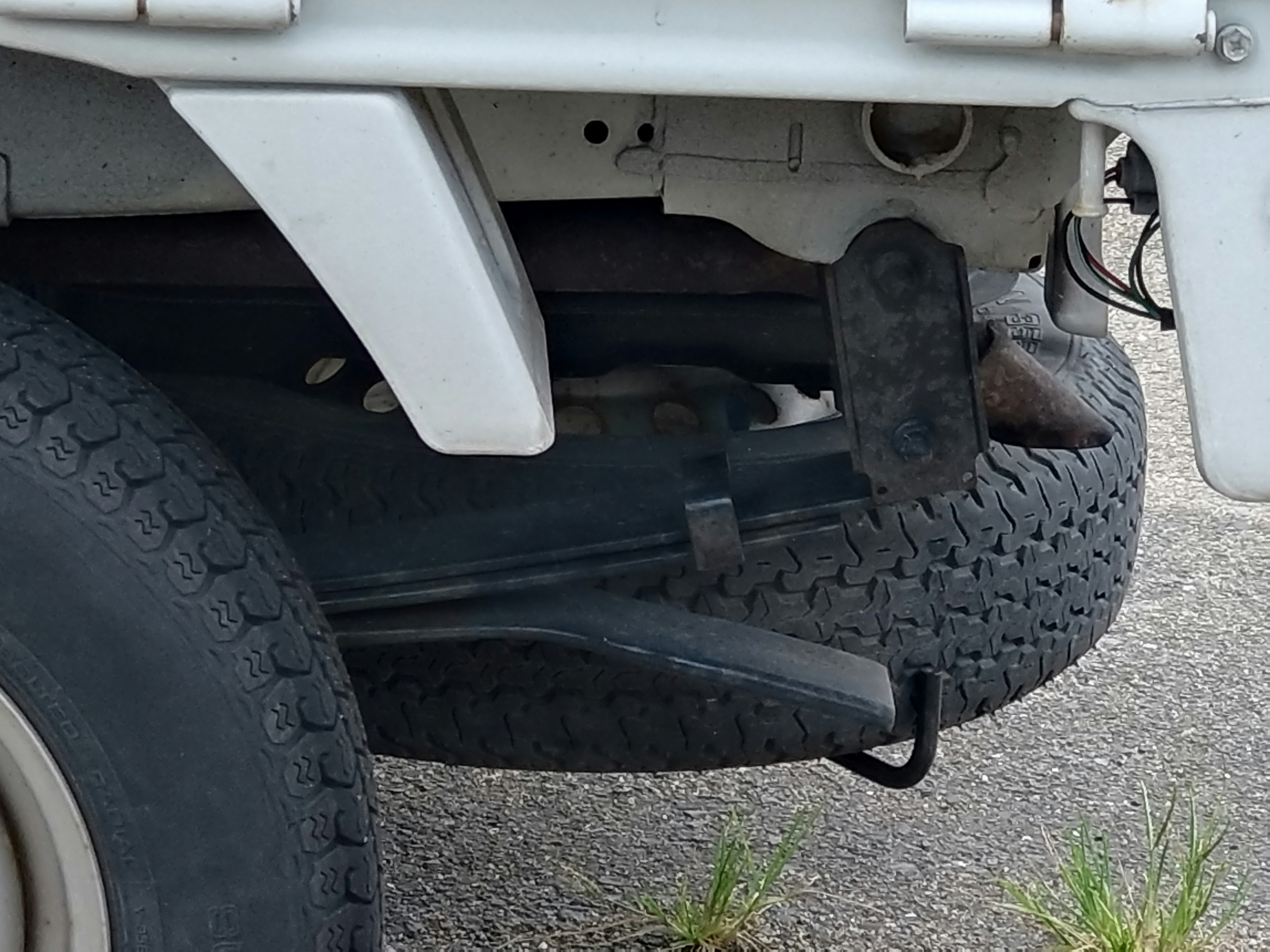 Gros plan sur le pneu arrière d'un camion et les composants de suspension