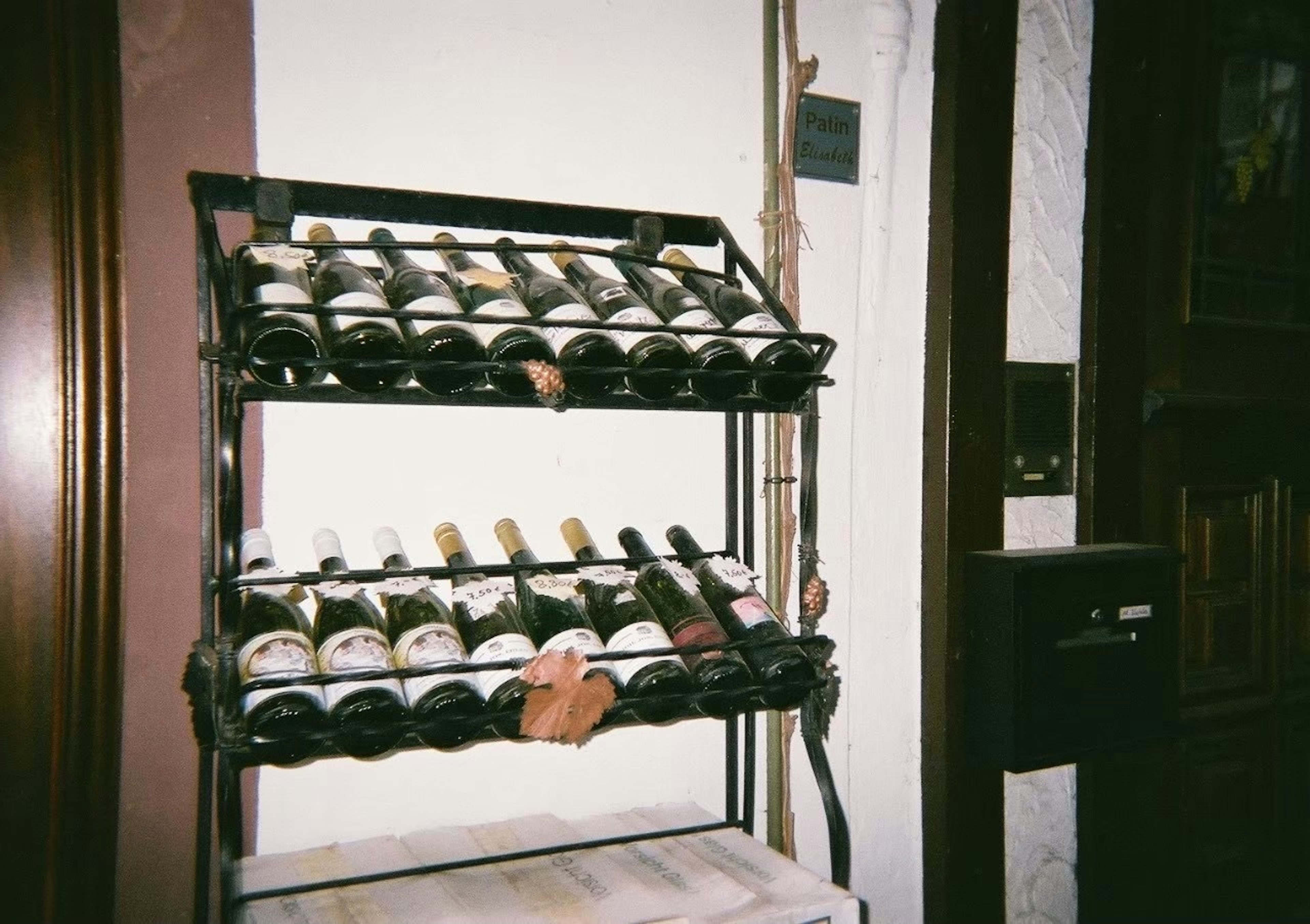 Image d'un porte-bouteilles de vin avec plusieurs bouteilles