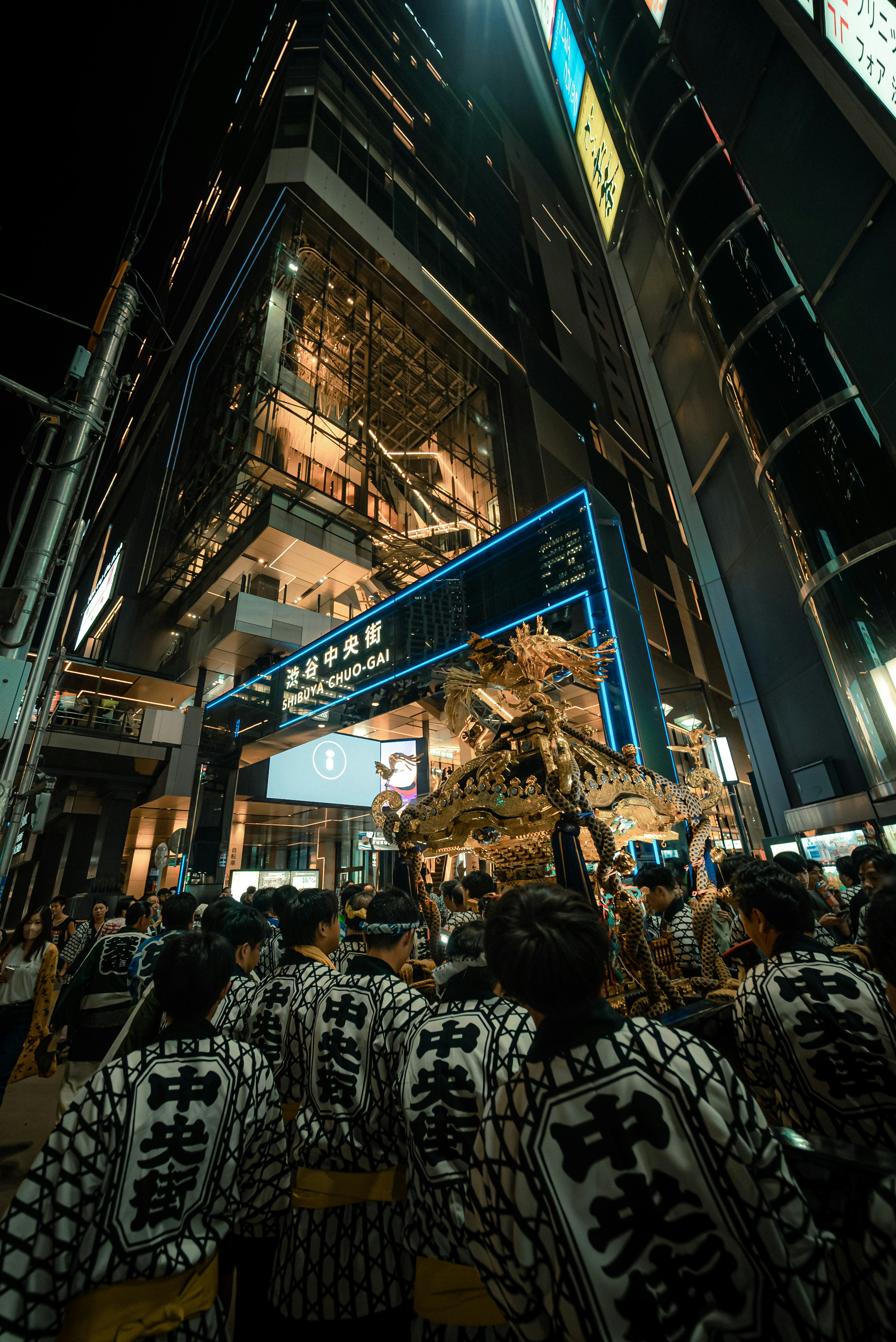 夜晚城市中聚集的人們參加節日 明亮的建築燈光下穿著傳統服裝