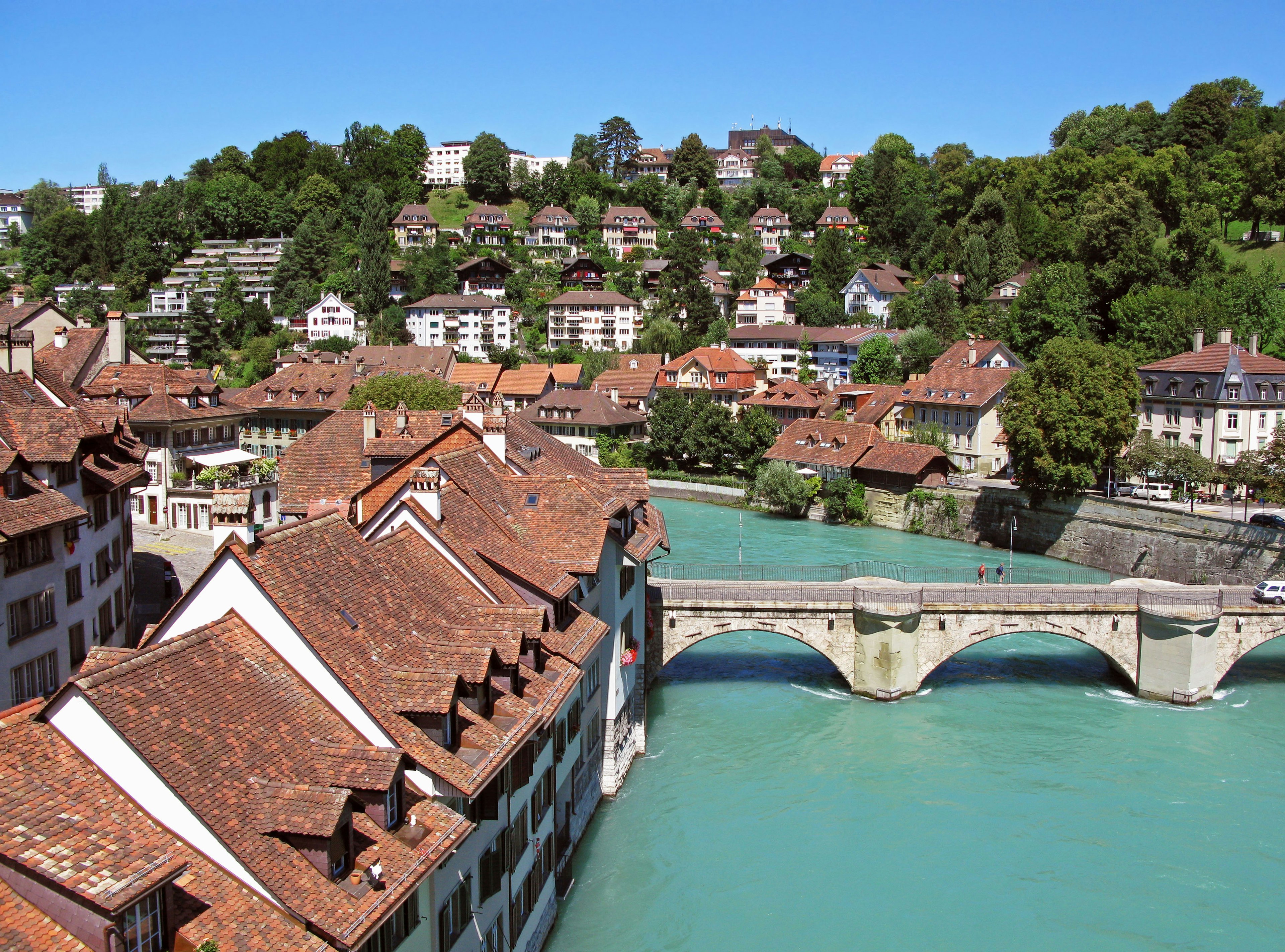 Vista panorámica de Berna, Suiza con un río turquesa y casas de techos rojos