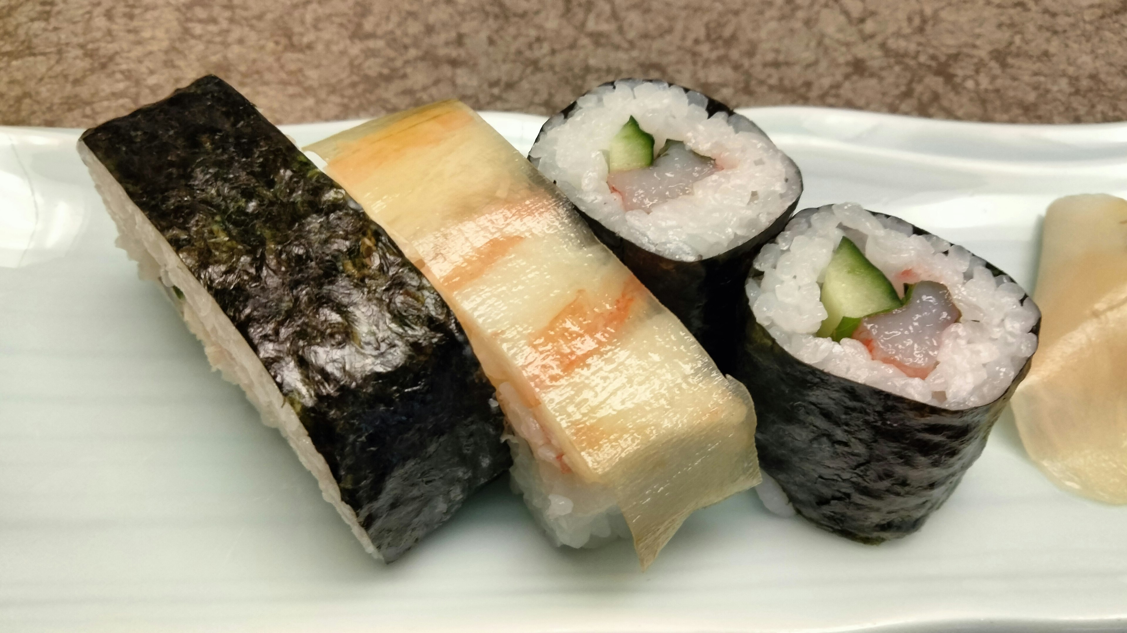 Đĩa sushi với nigiri và maki