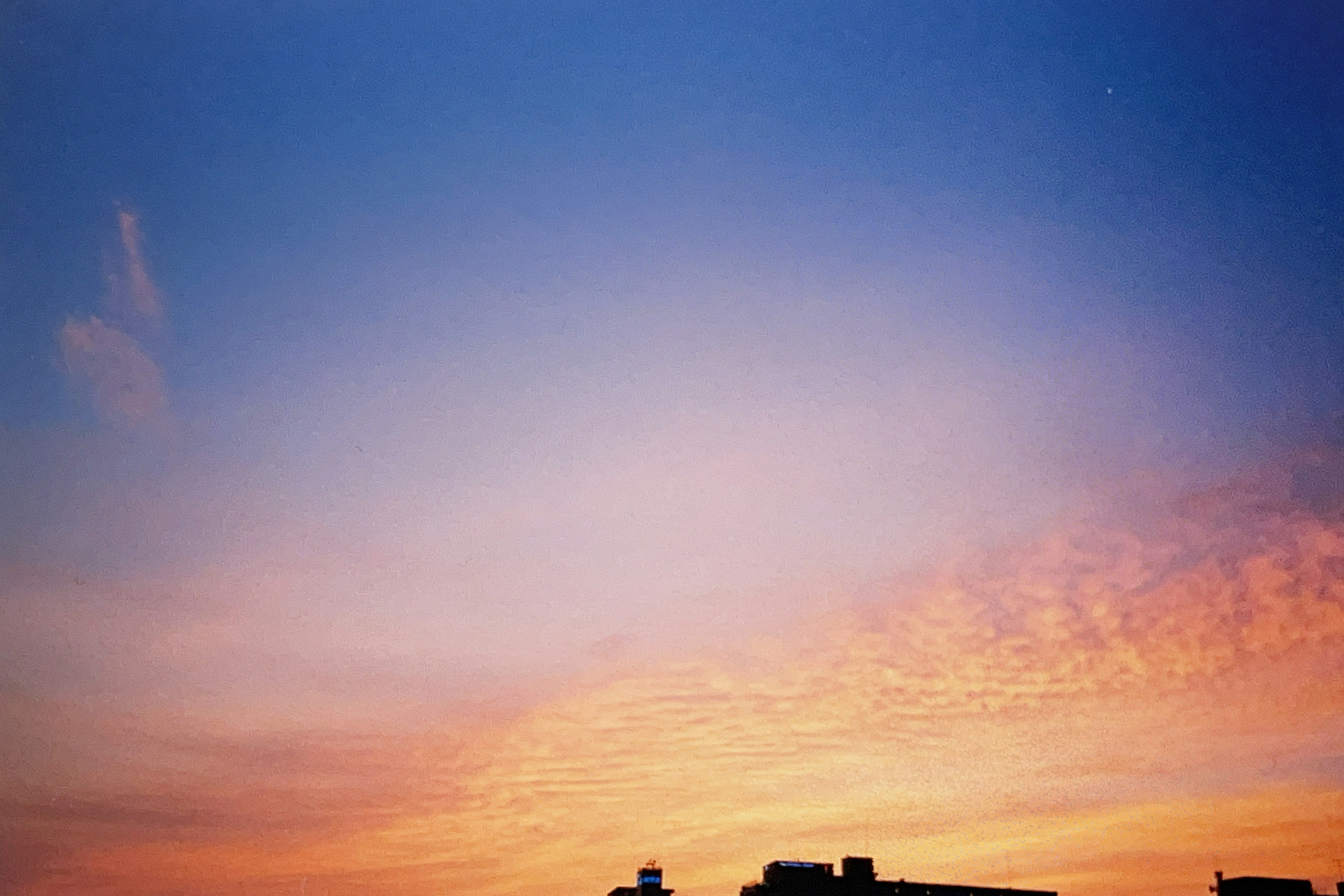 Ciel de coucher de soleil avec silhouette de bâtiments