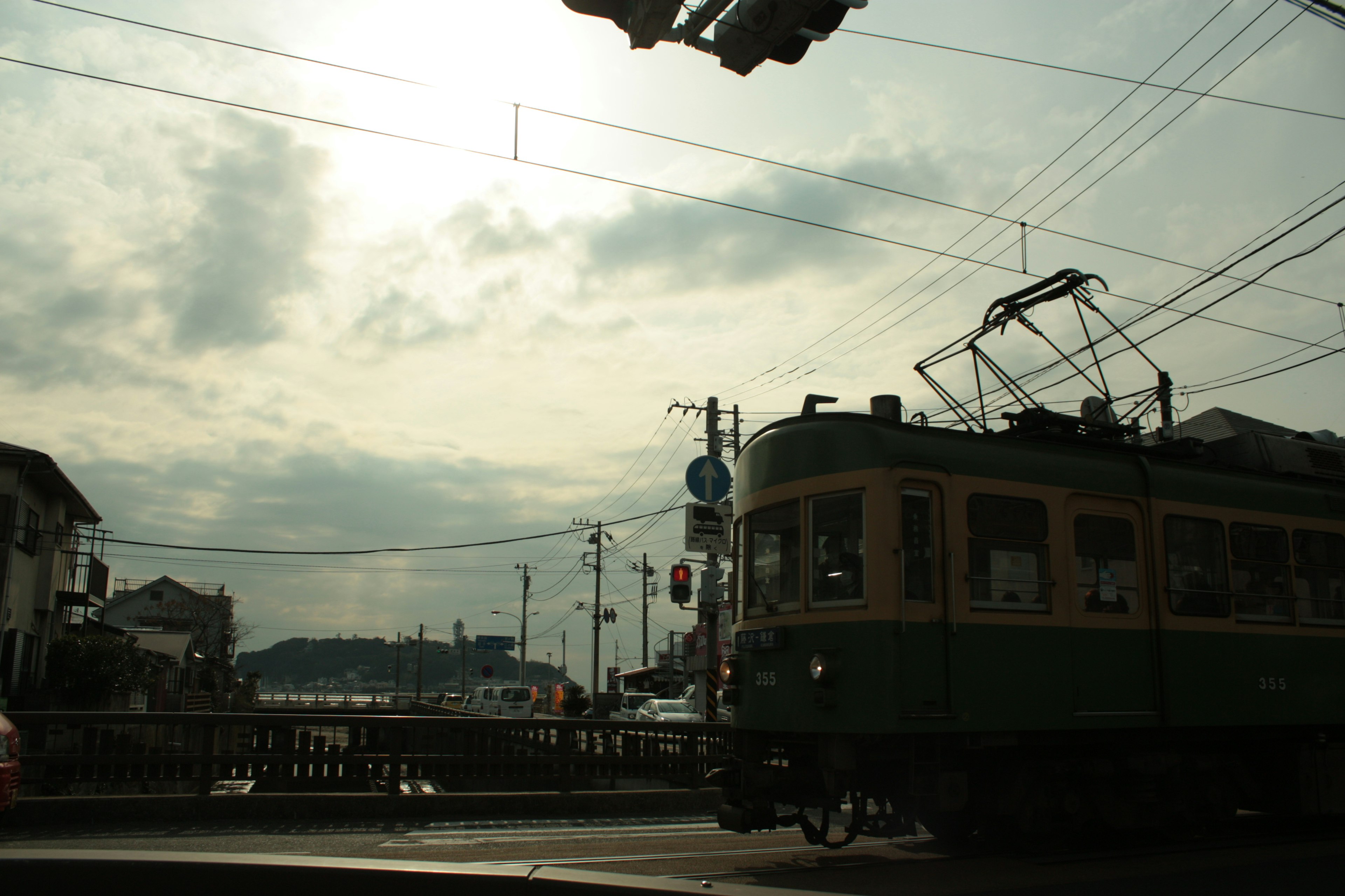 Abendliche Szene mit einer Straßenbahn und Stadtlandschaft