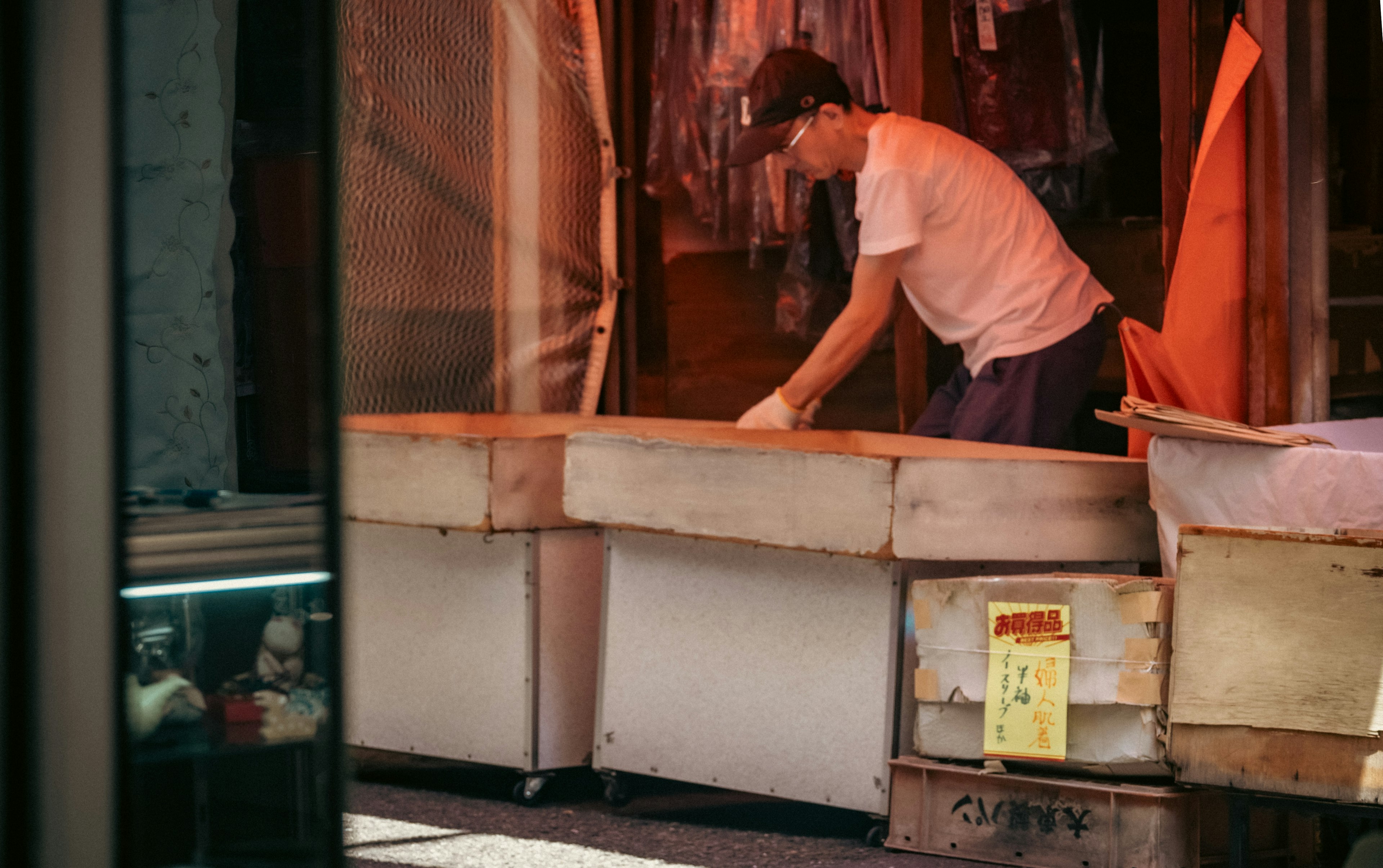 Un homme travaillant à un stand de marché préparant des articles