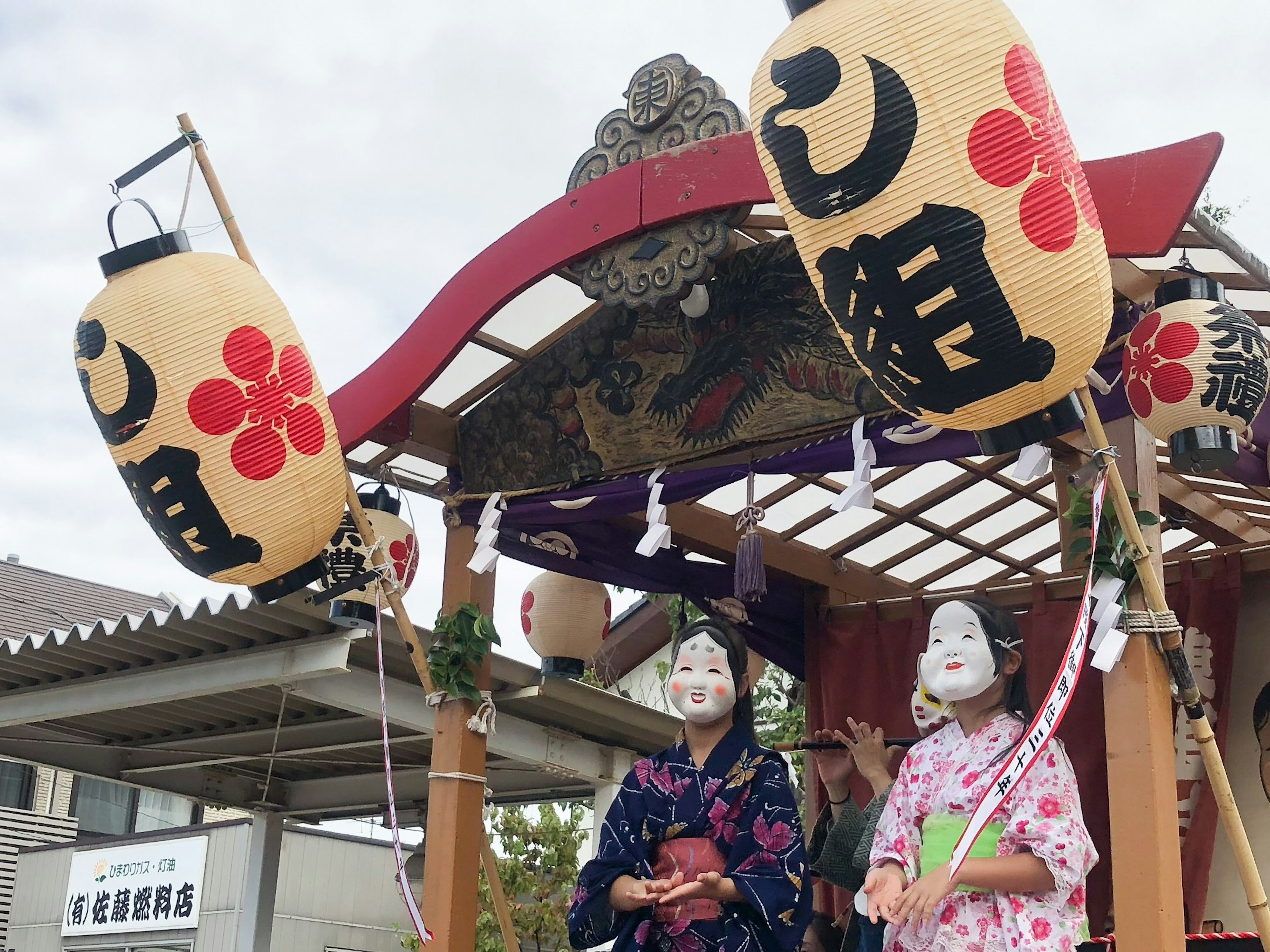 兩位穿著和服的女性站在節日花車上