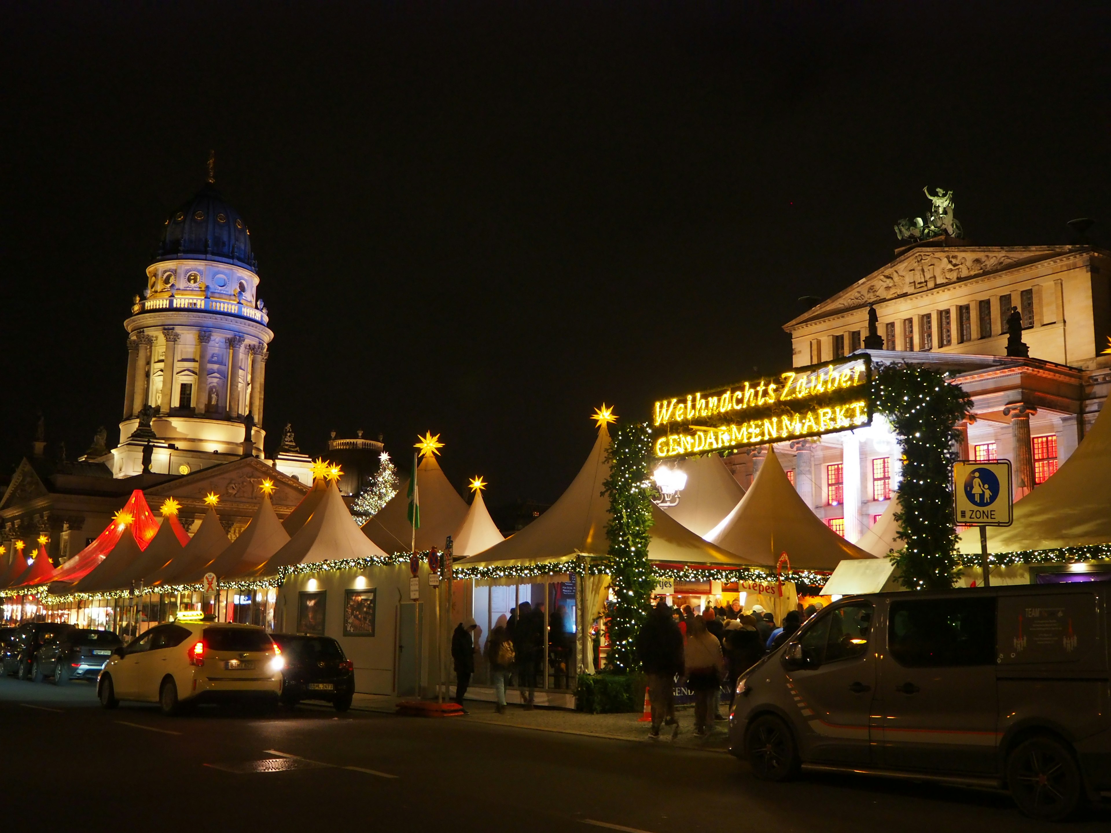 Vista notturna di un mercatino di Natale con tende e luci splendidamente decorate