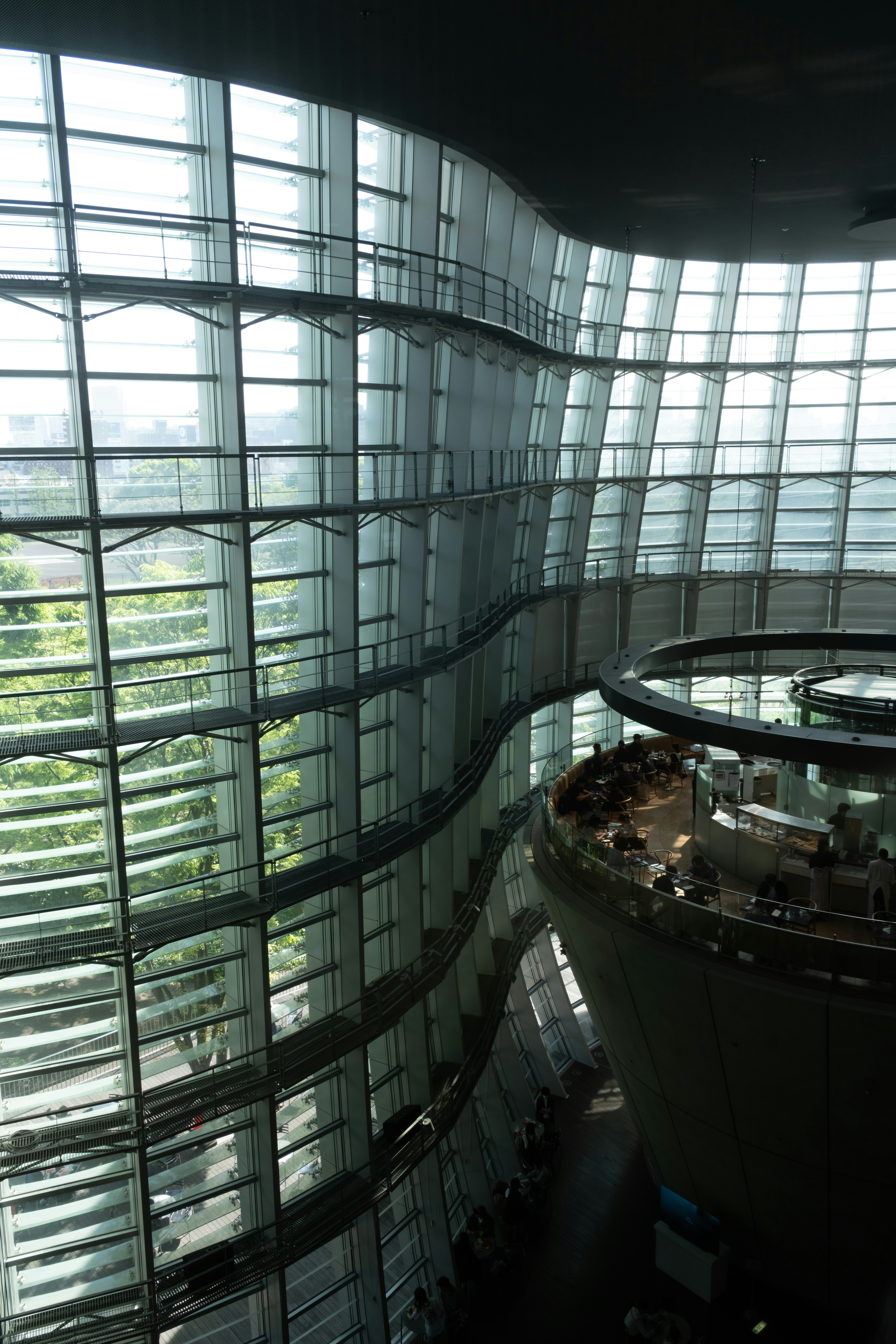 Interior de un edificio moderno con paredes de vidrio y paisaje verde