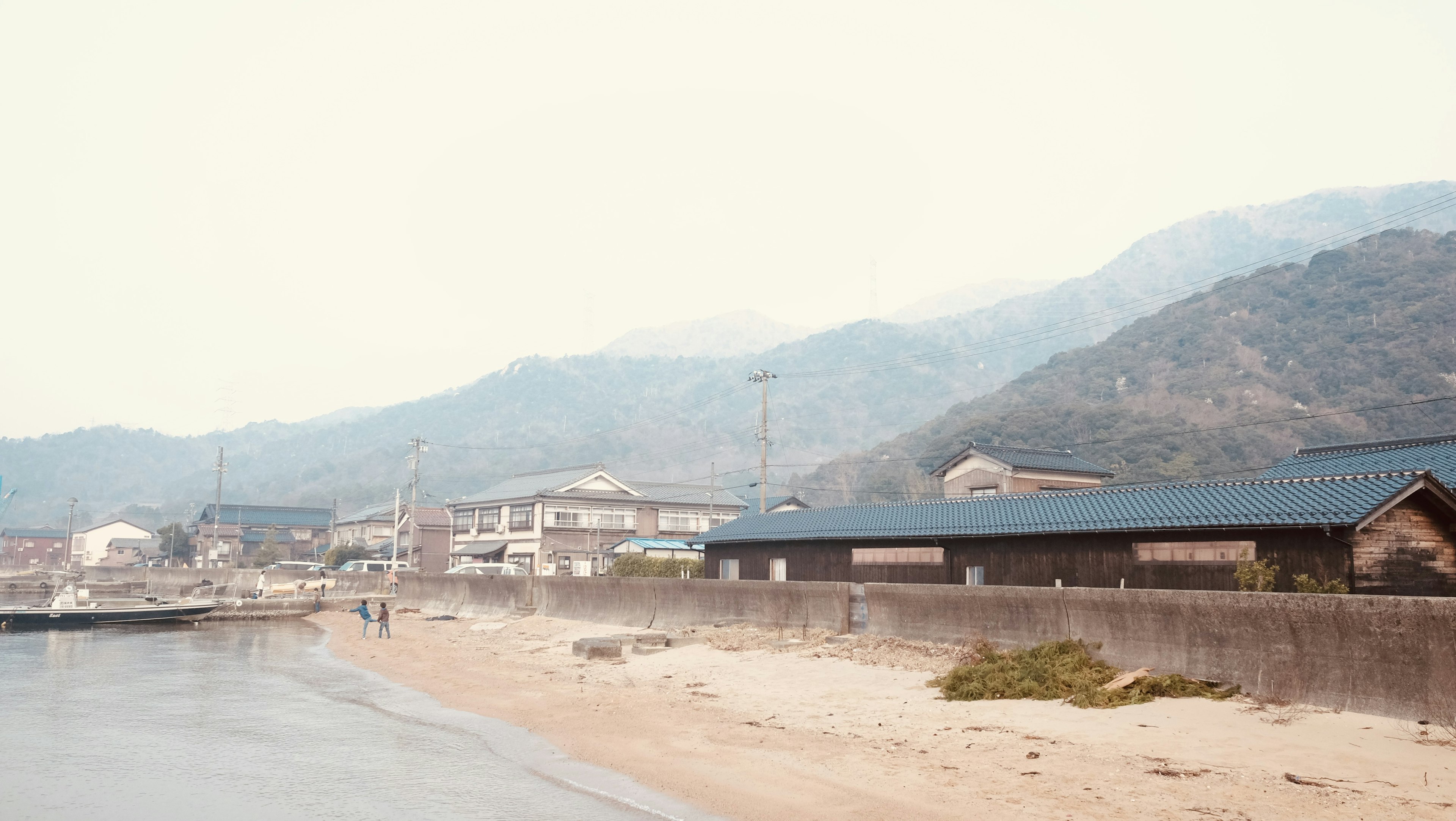 산을 배경으로 한 경치 좋은 해변 전망