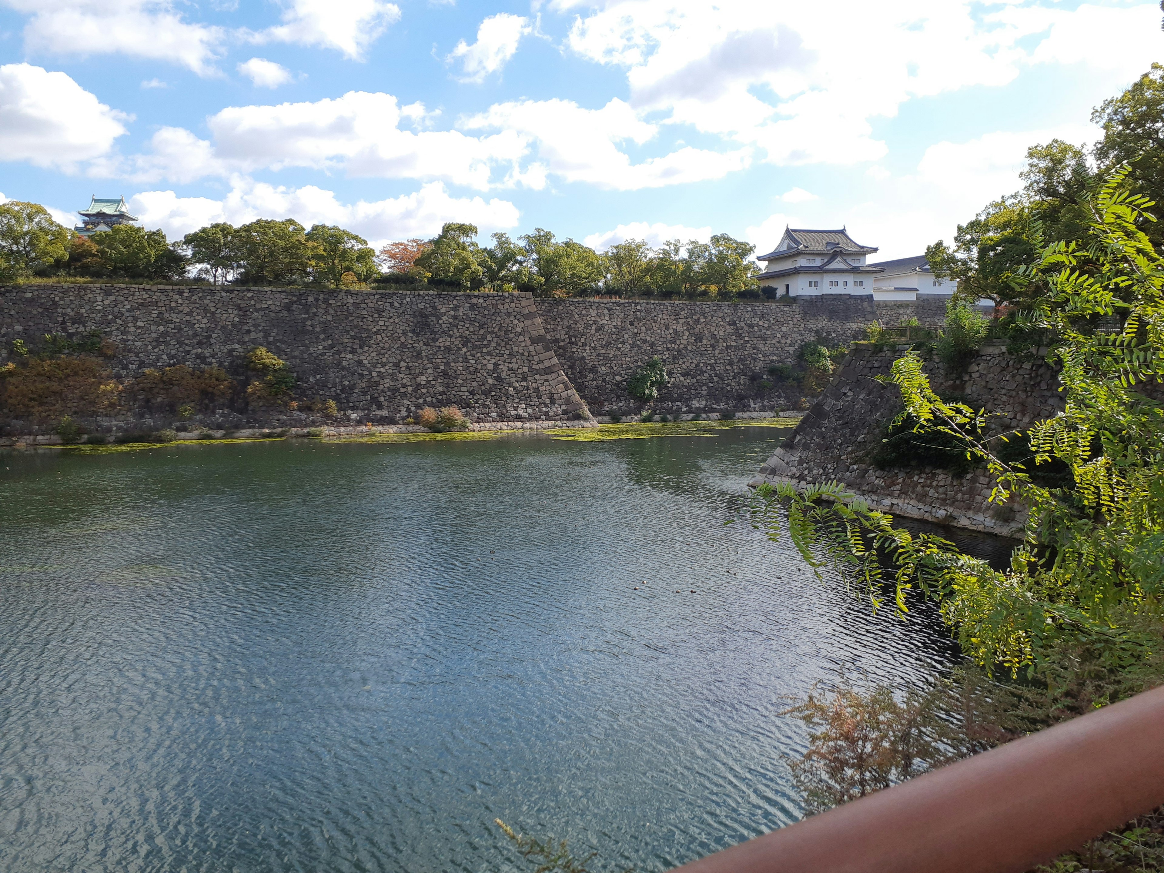 Malersicher Blick auf ein Schloss umgeben von Wasser und Steinmauern