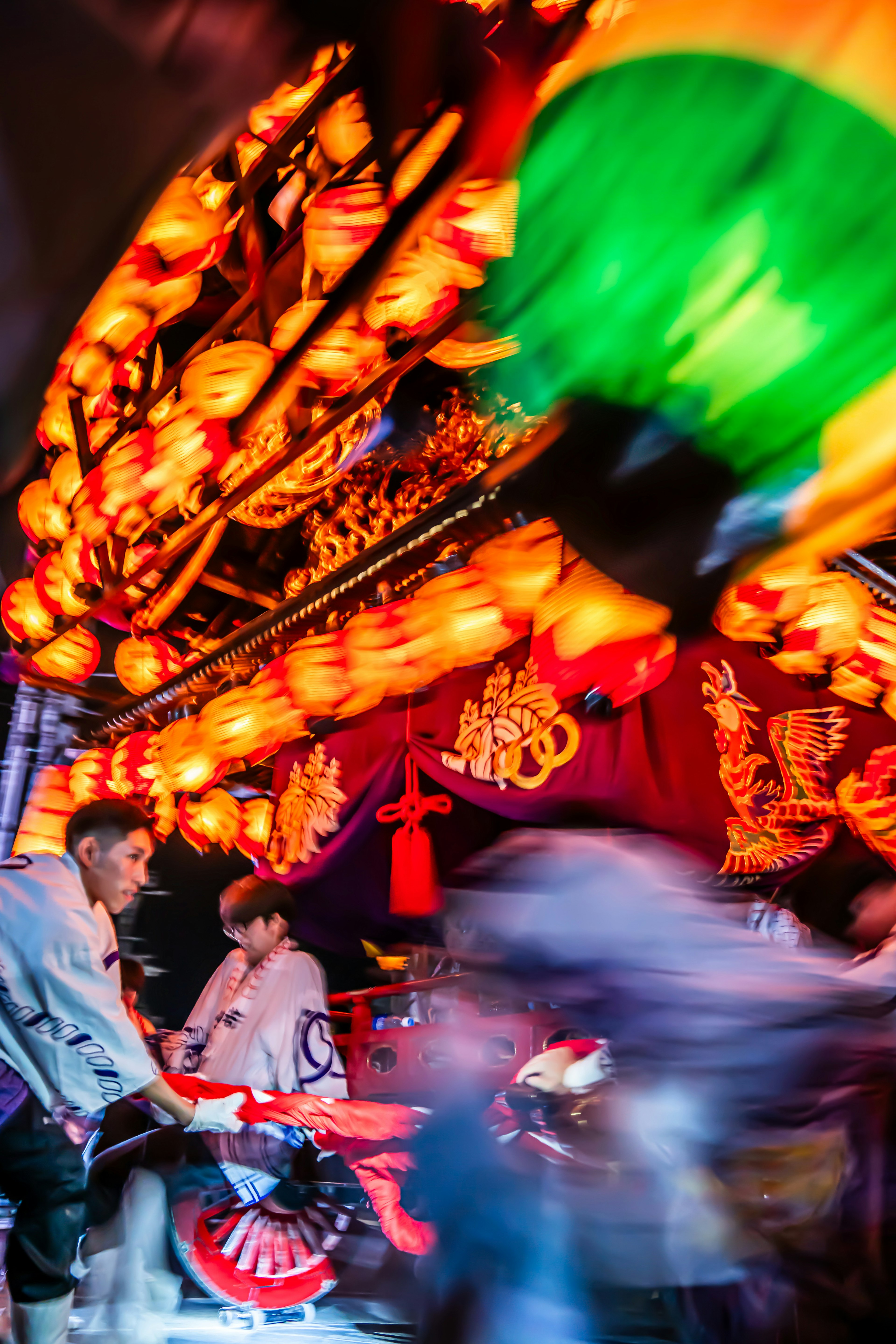 Scène de festival vibrante avec des lanternes colorées et un mouvement dynamique des personnes