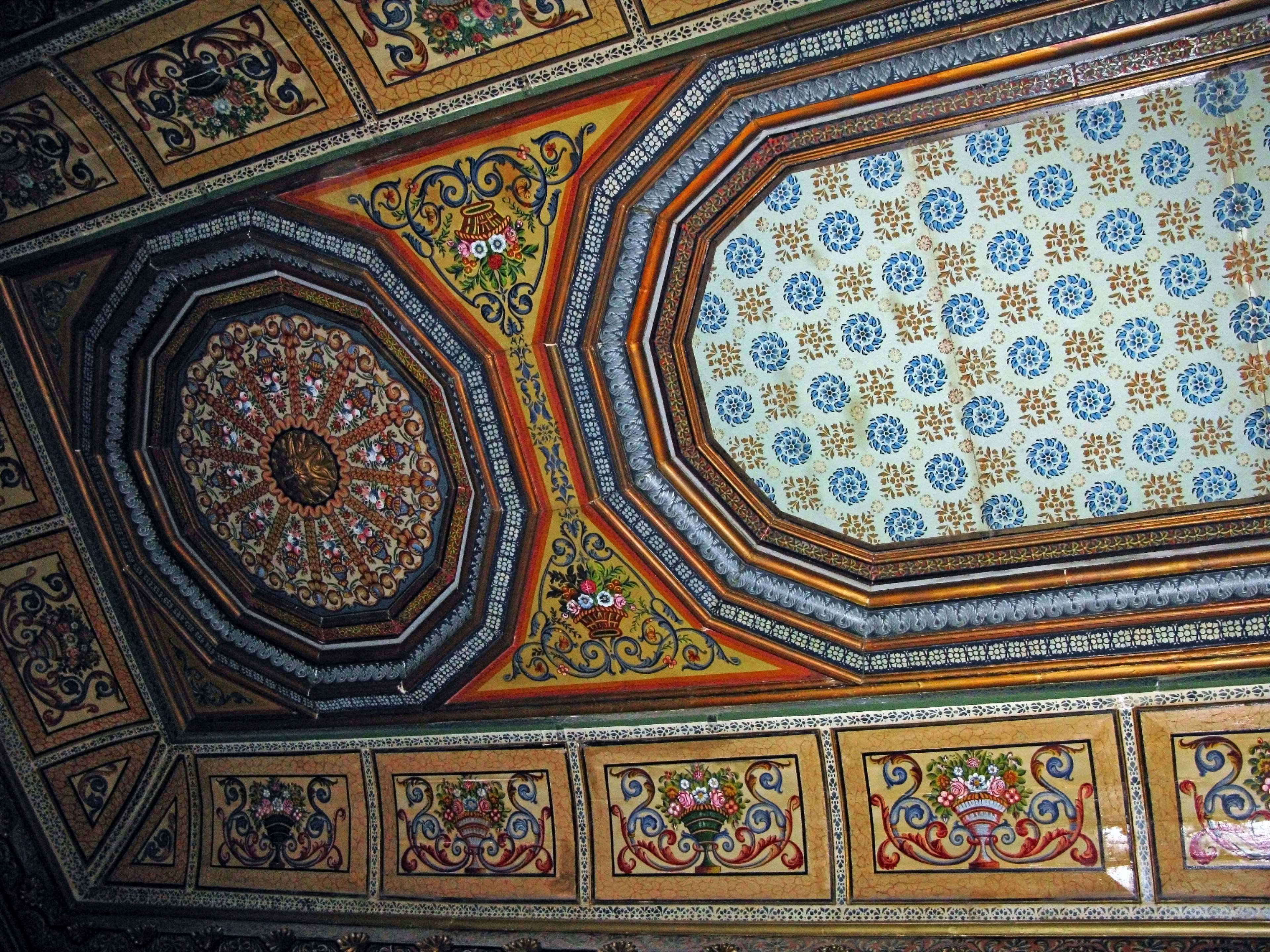 Conception de plafond ornée avec des carreaux colorés et des motifs géométriques