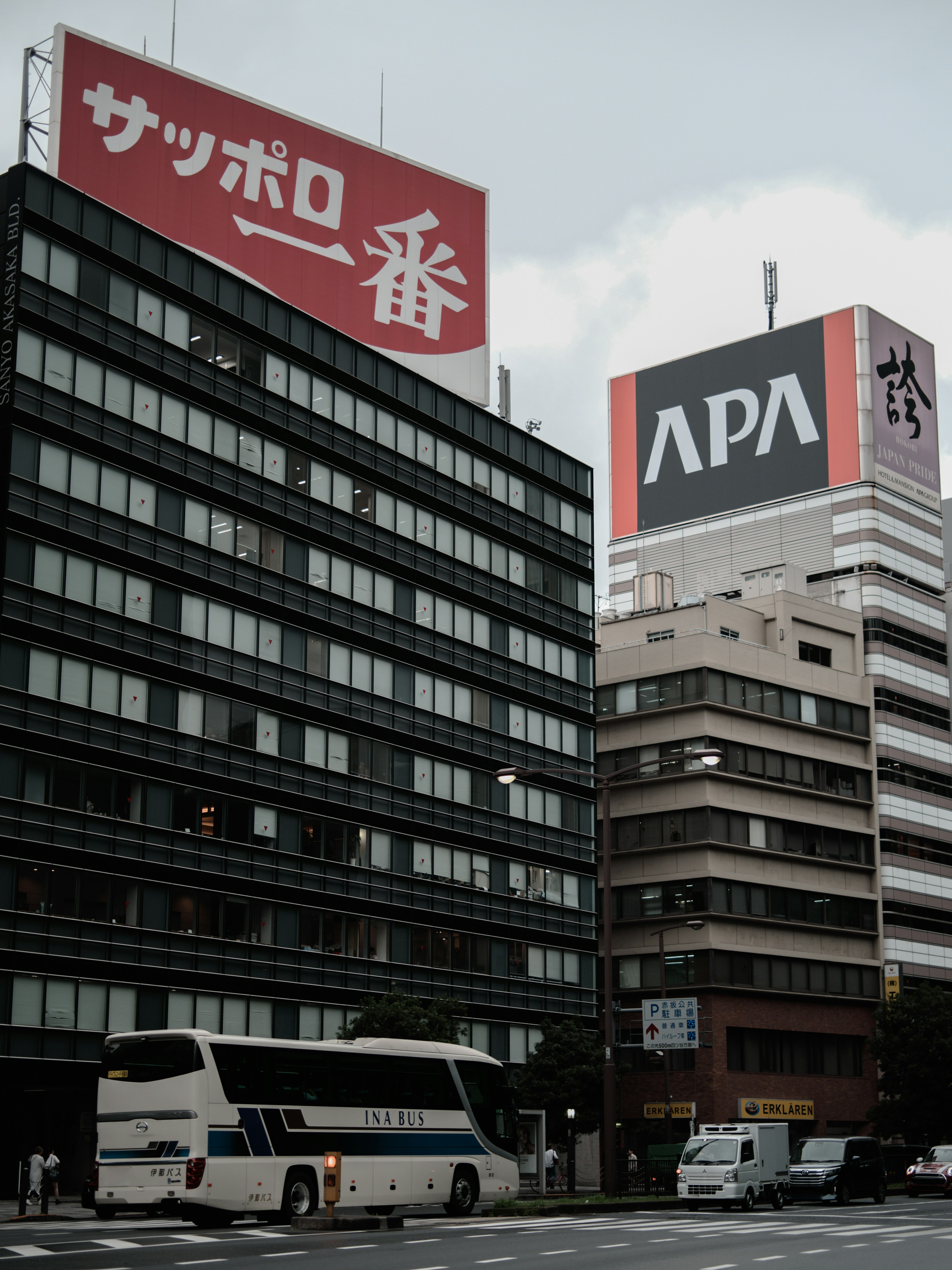 Vista di un edificio con insegna Sapporo Ichiban e edificio dell'hotel APA